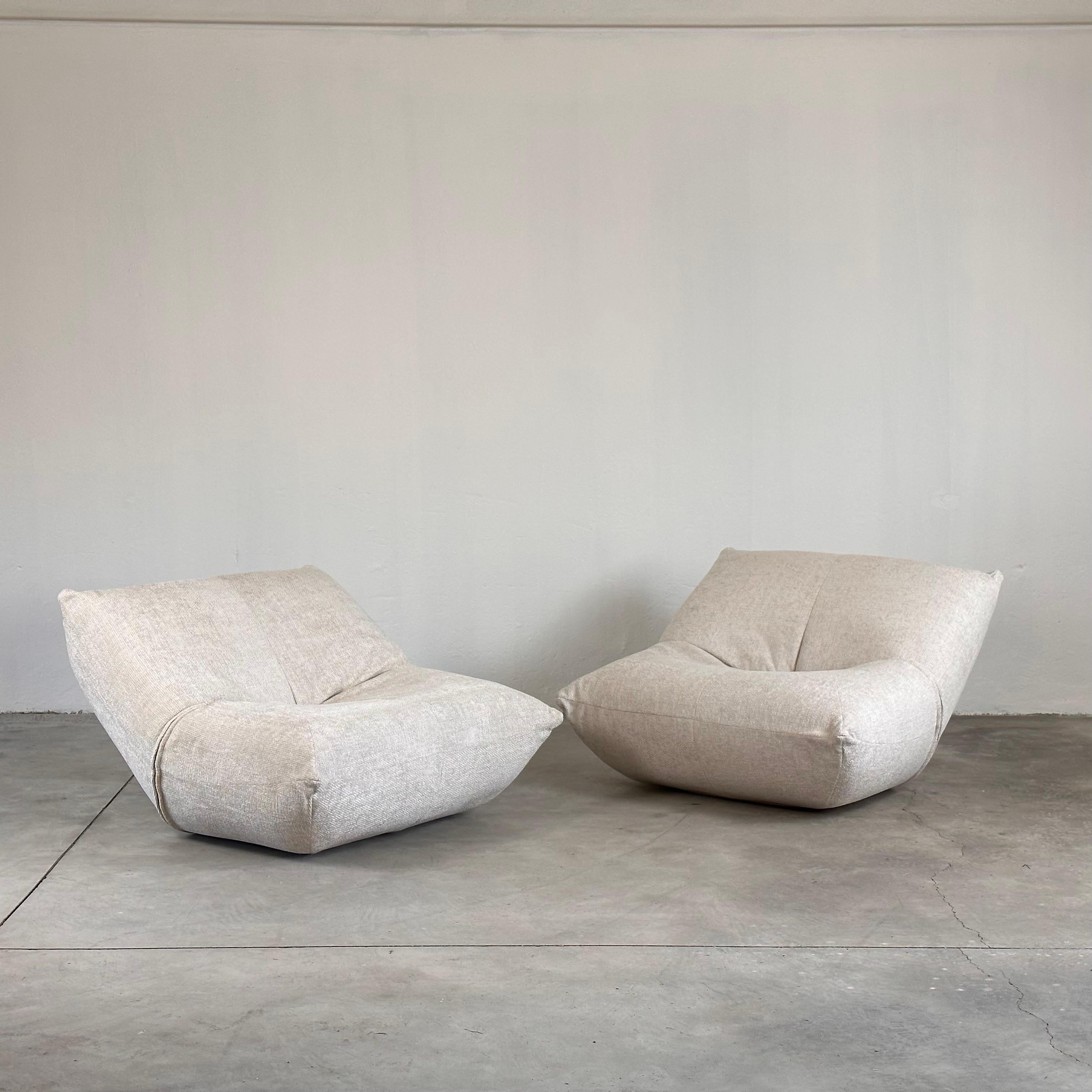 Rare ‘Papillon’ Lounge Chairs by Guido Maria Rosati for Giovannetti, 1972, Reupholstered in Luxurious Fabric, Set of Two

Discover this iconic set of ‘Papillon’ lounge chairs, a testament to timeless design crafted by Guido Maria Rosati for