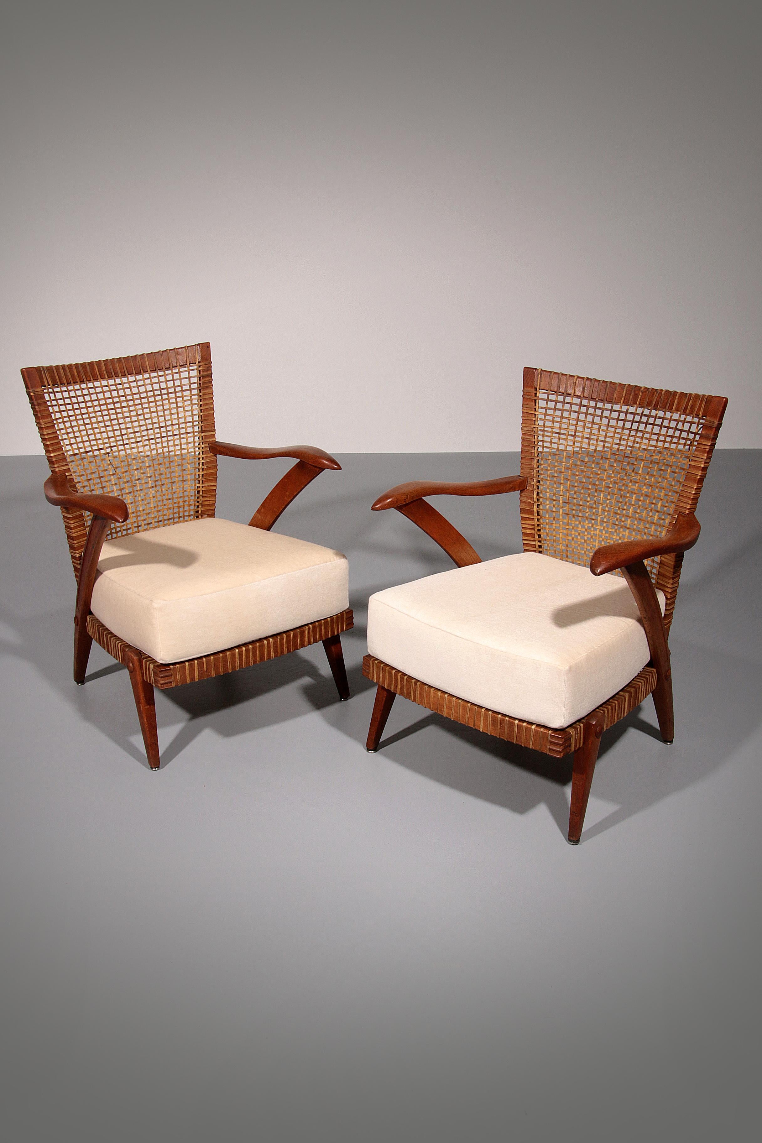 Este impresionante par de sillas vintage encarna el estilo atemporal y la sofisticación. Fabricados en Holanda en la década de 1930, presentan marcos de madera de haya de bello diseño con elegantes asientos tejidos. Su sólida construcción garantiza