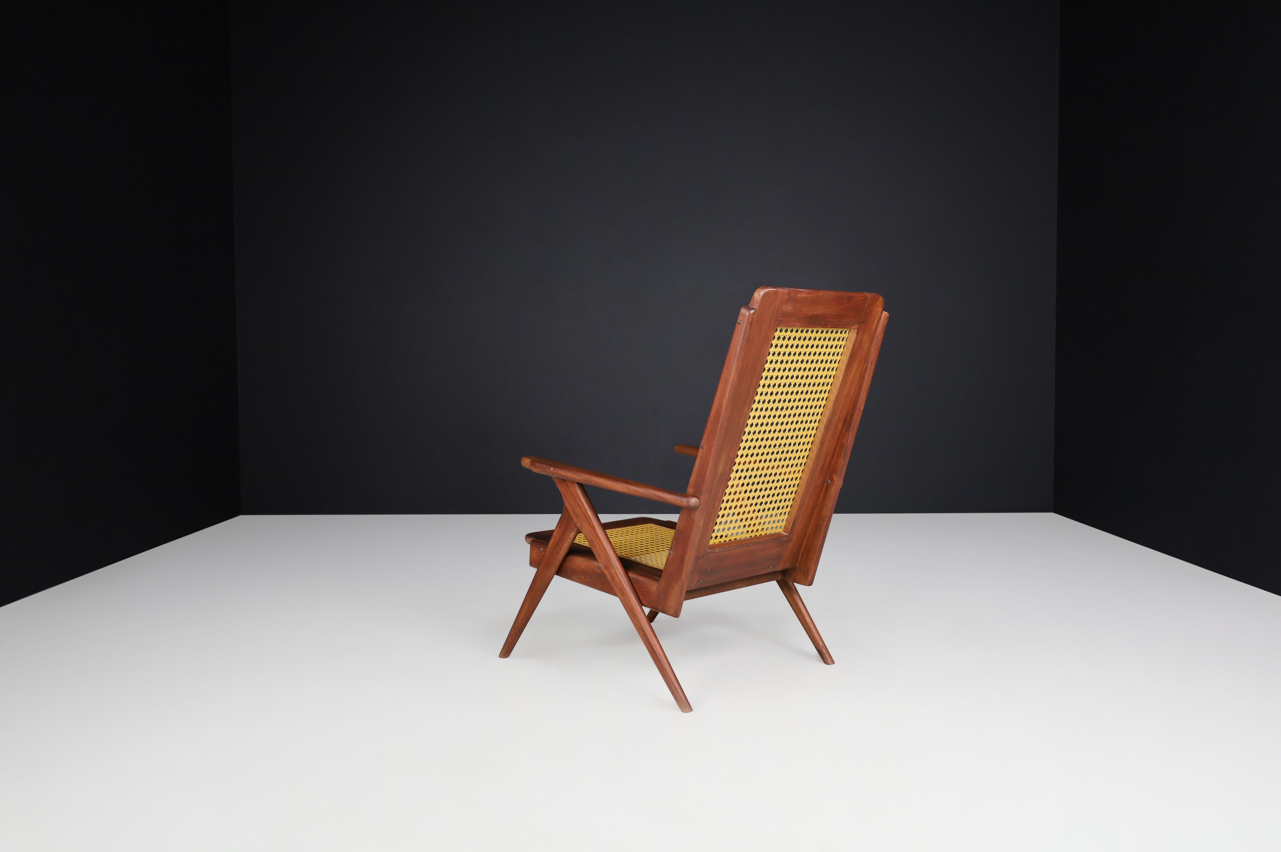 20ième siècle Fauteuils de salon avec structure en acajou et sangles, France, années 1950 en vente