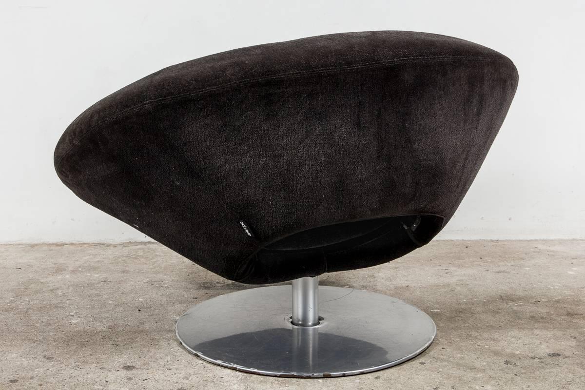 A moon swivel chair in black velvet manufactured by Arketipo, designed by M. Manzoni - R.Tapinassi in 2004, in Italy. This lounge chair really captures your attention for your livingroom and your comfort. This metal framed moulded polyurethane chair