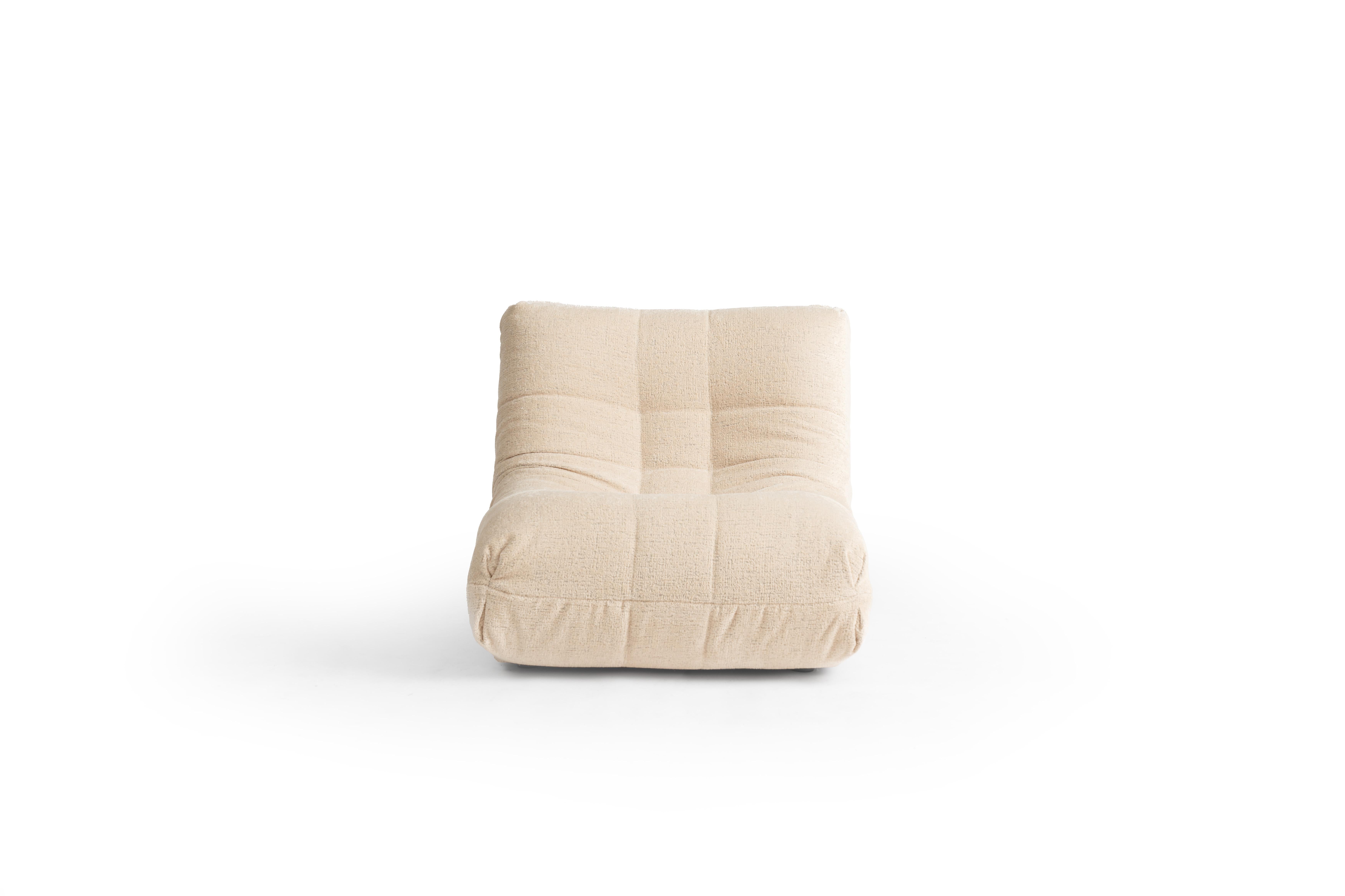 Silla Lounge Fireside by RALPH M
Dimensiones: An 90 x Pr 101 x Al 80 cm. 
Materiales: Madera contrachapada, espuma, tela.

Detalles: 
Armazón: Complejo de espuma HR 26kg/m3, HR 38kg/m3 y RP 28kg/m3. Recubierto con guata de 200mg/m2.
Pies: PVC sobre