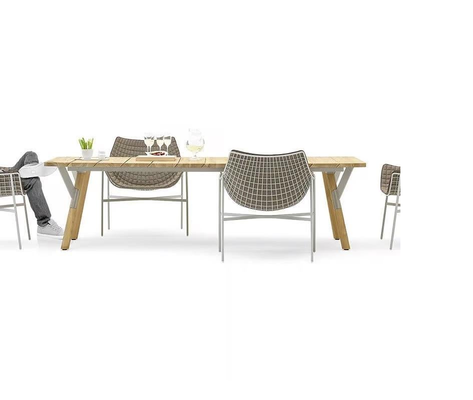 Das Set aus Link Low Dining Table und Summerset Lounge Armchairs, entworfen von Christophe Pillet, bietet eine Mischung aus Moderne und Tradition für ein stilvolles Esserlebnis im Freien. Der Link Low Dining Table zeichnet sich durch sein schlankes
