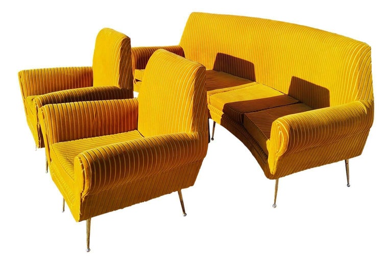 Complete living room with curved sofa and pair of armchairs, design Gigi Radice for Minotti Arredamenti, early 1960s

Mustard yellow color

the sofa measures 240 cm in length (from tip to front tip), 215 cm in length from the backrest, 100 cm in