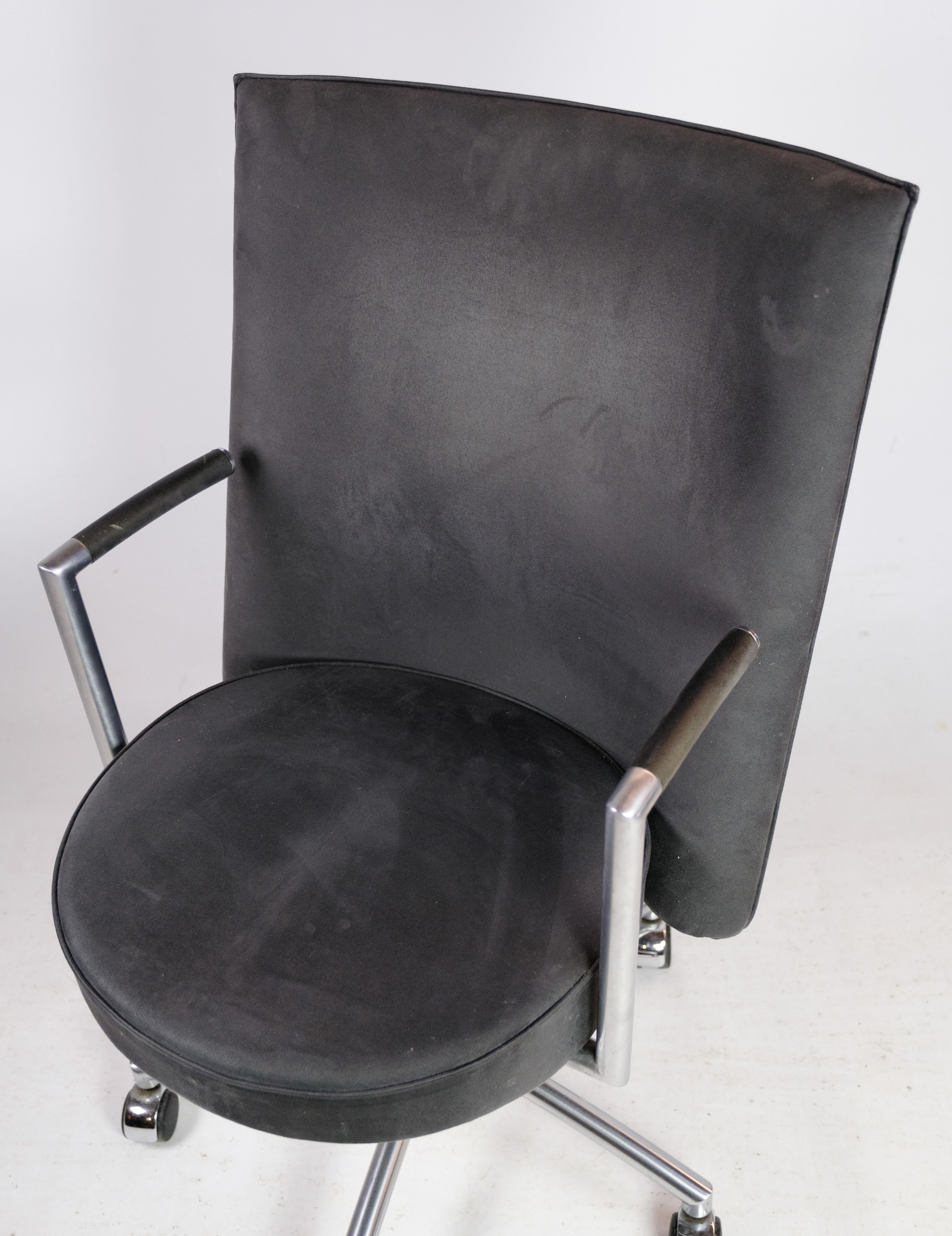 
Dieser von Johannes Foersom und Peter Hiort-Lorenzen entworfene und von Erik Jørgensen in den 1960er Jahren hergestellte Lounge-/Bürostuhl ist ein Beispiel für die Eleganz und Funktionalität des dänischen Designs der Jahrhundertmitte.

Der Stuhl