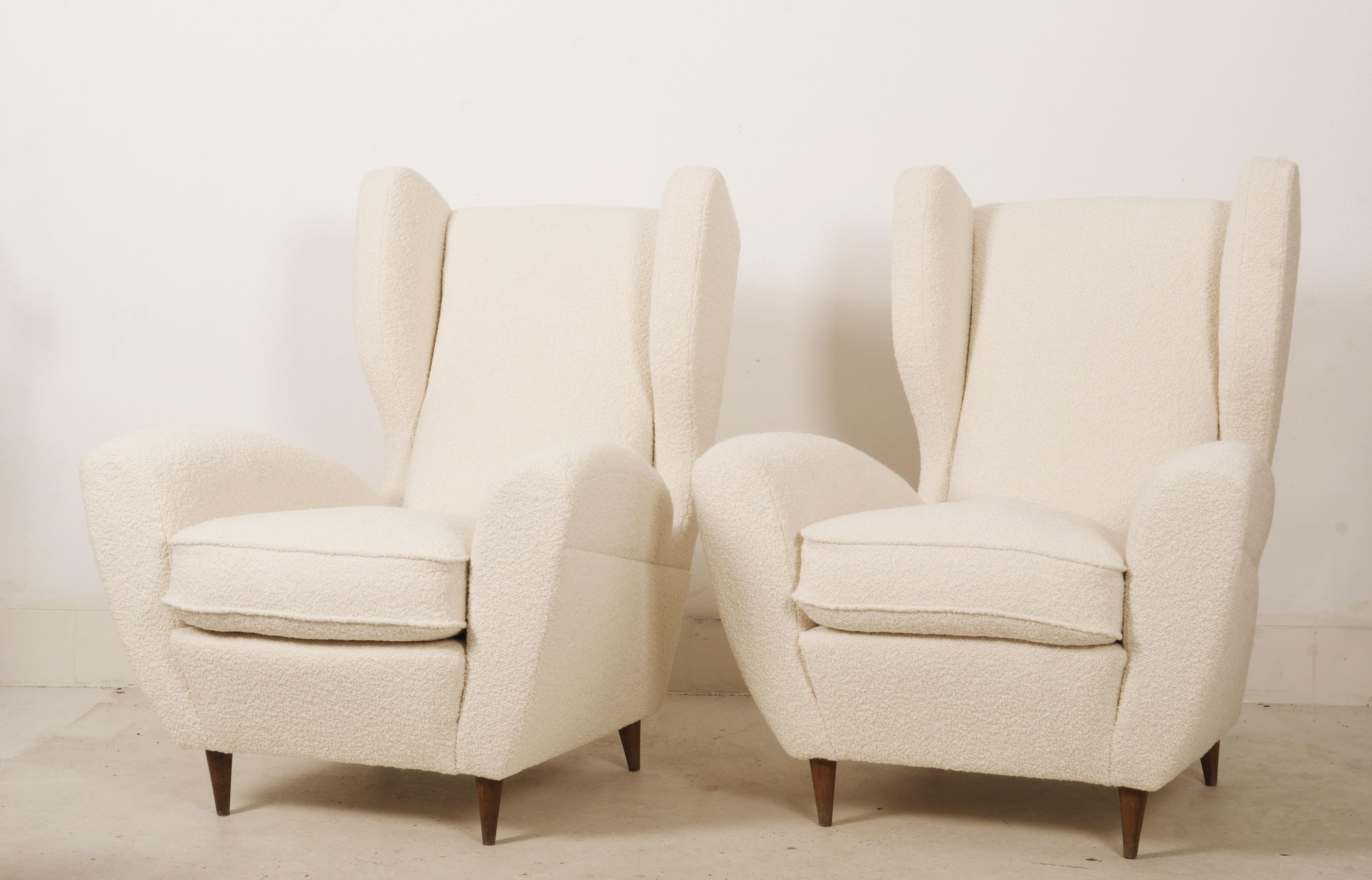 Pair of lounge or wingback chairs in cream DEDAR bouclé by Melchiorre Bega from the 1950. Chairs ware fully restored with traditional methods and the seat cushion filled with goose feathers.
Price for a pair. (I can also sell just one)