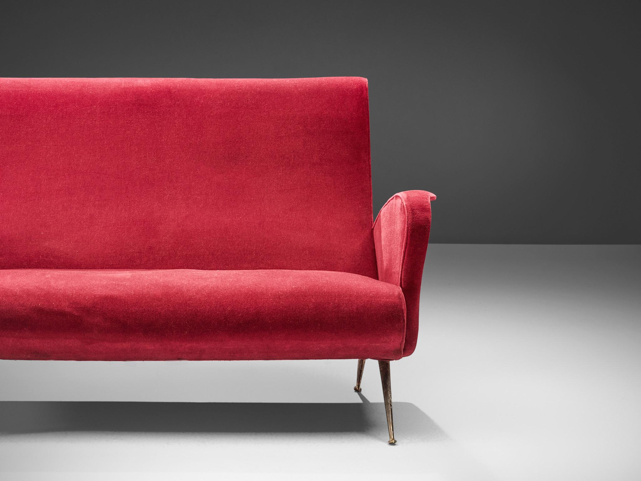 Lounge-Set aus rotem Samt und Messing  (Mitte des 20. Jahrhunderts) im Angebot