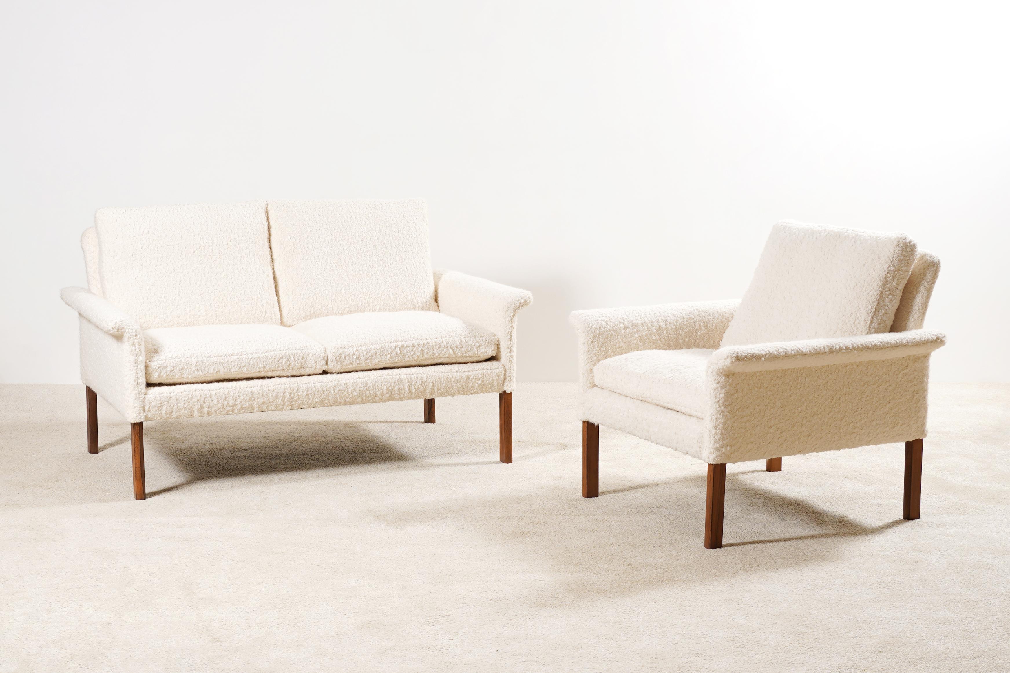 Bel ensemble Lounge composé d'un canapé deux places et d'un fauteuil modèle 500 conçu par Hans/One pour la société danoise CS Møbler.

Belle qualité pour les pieds en bois de rose.

Pièces originales des années 1960 Nouvellement retapissé de