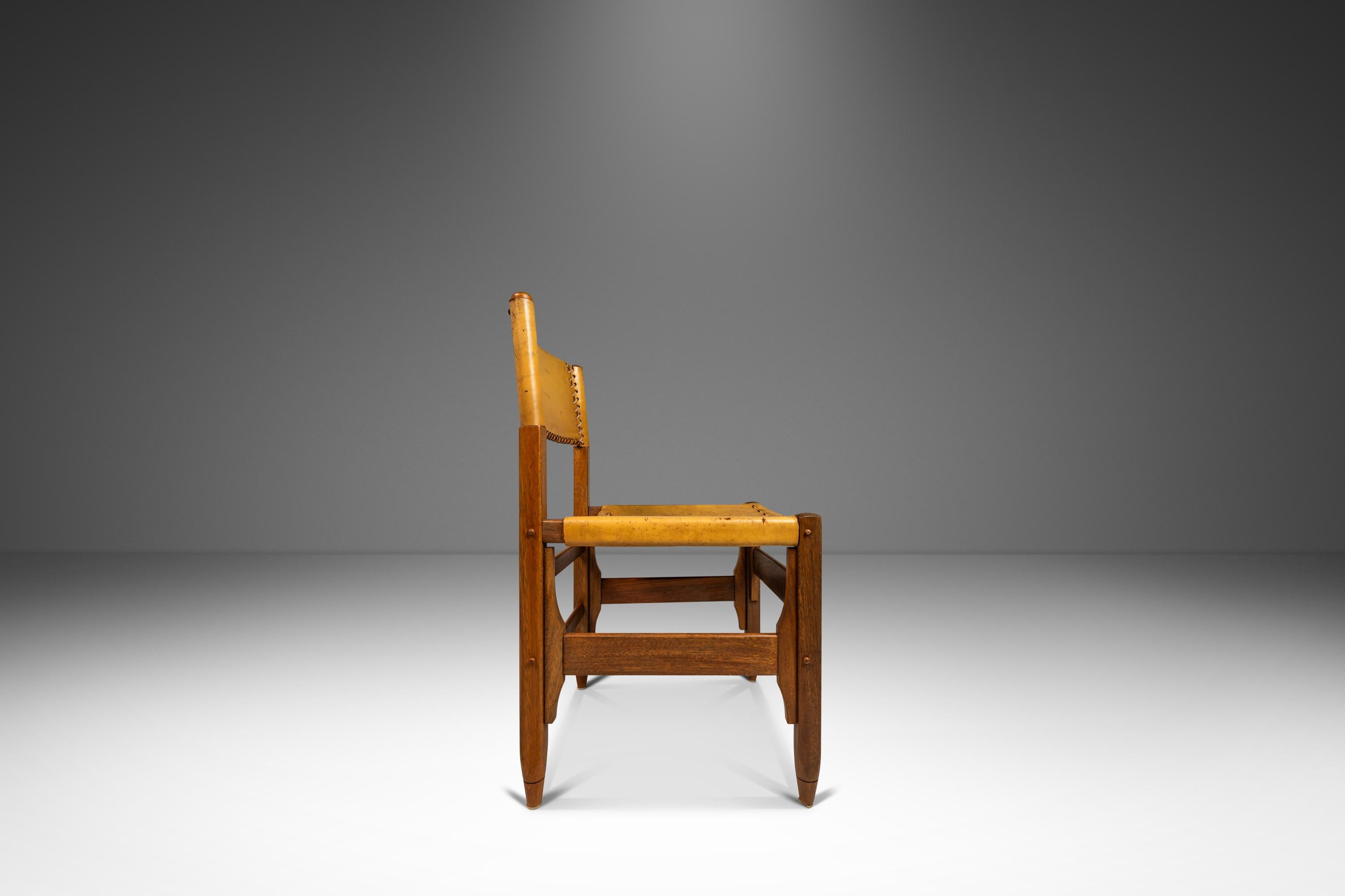 Voici une chaise d'appoint vintage en bois de chêne et de noyer blanc, fabriquée en Colombie, en cuir de selle tanné et séchée au four, conçue par Beirmann Werner pour la société Arte Sano dans les années 1960. Également appelées 