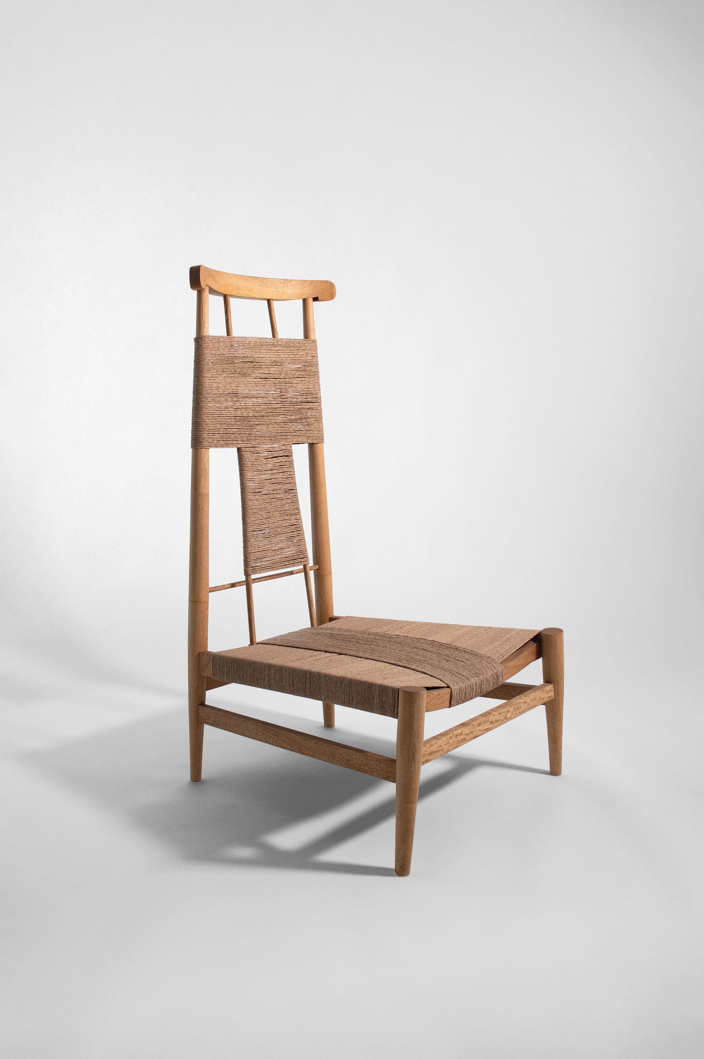 Lounge-, Beistell- oder Akzentstuhl mit hoher Rückenlehne, OFICIAL, Massivholz und dänische Papierkordel (Moderne) im Angebot