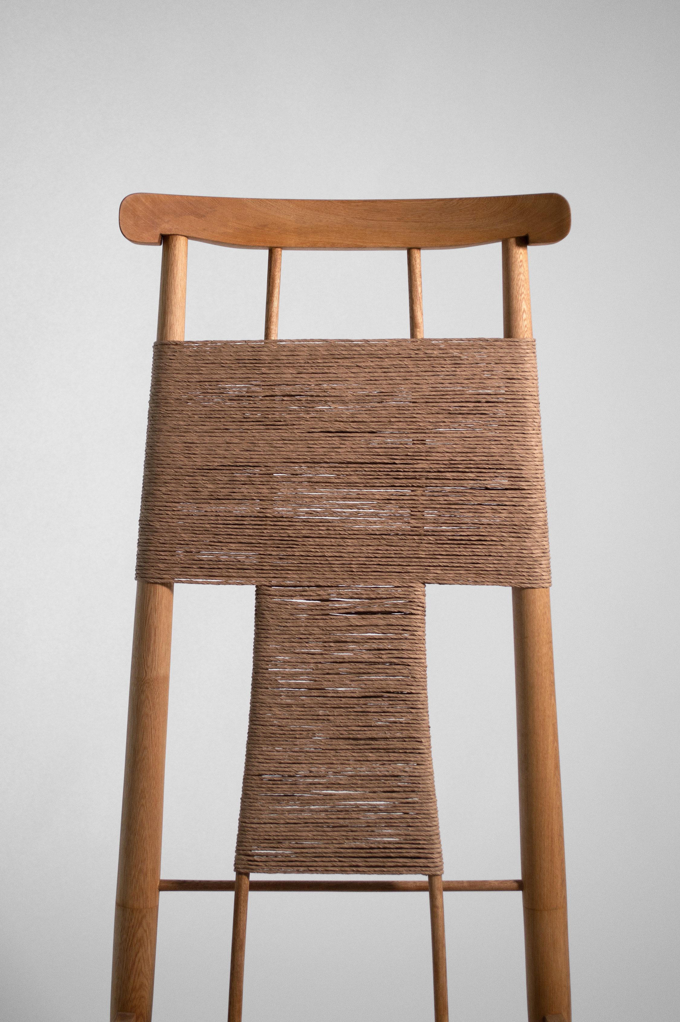 Lounge-, Beistell- oder Akzentstuhl mit hoher Rückenlehne, OFICIAL, Massivholz und dänische Papierkordel (Geschnitzt) im Angebot