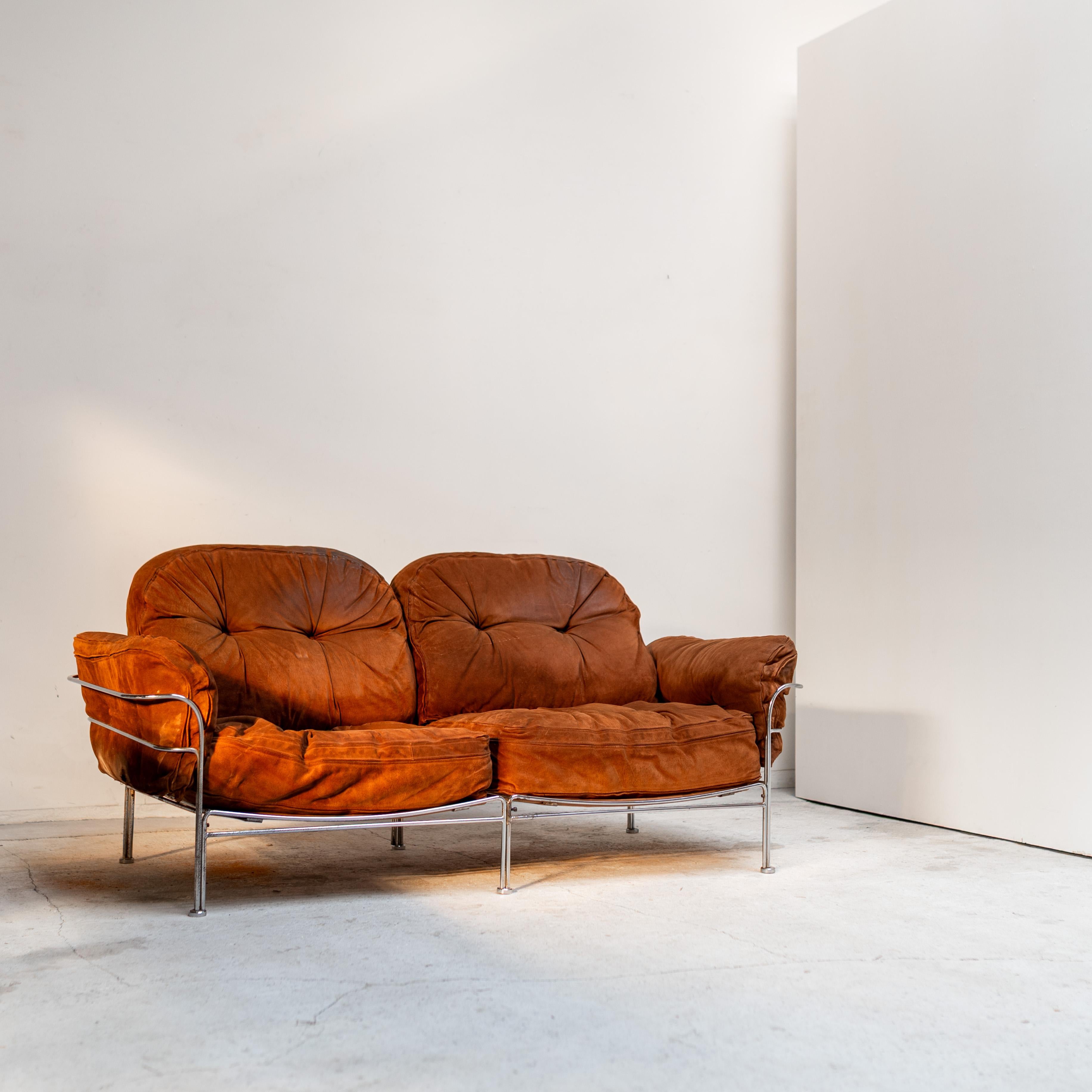 Un divano lounge scultoreo e invitante realizzato dall'architetto e designer italiano Carlo De Carli. Conosciuto per la sua capacità di fondere la precisione architettonica con la morbidezza organica, de Carli ha creato questo pezzo come uno studio