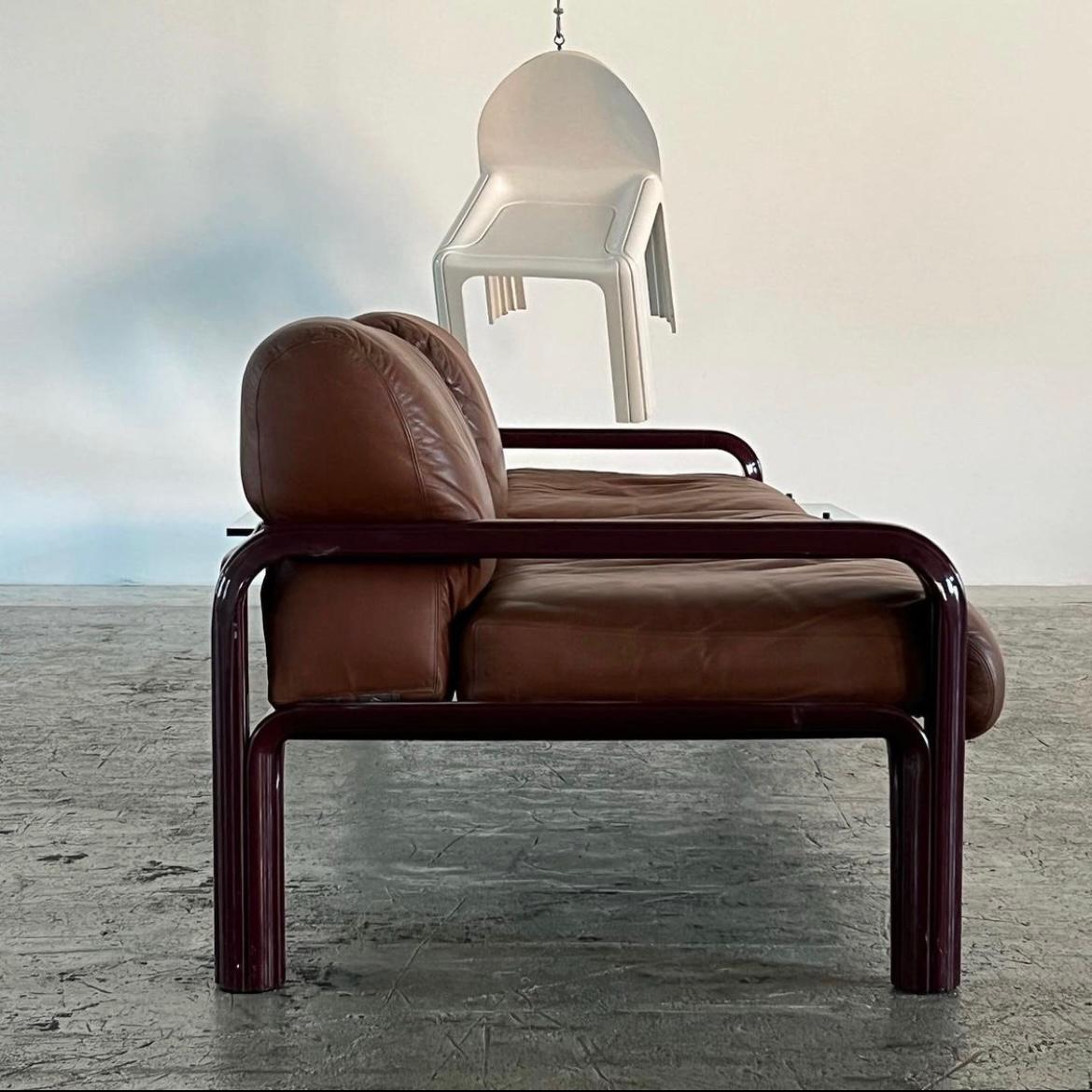 Dreisitzer-Sofa, entworfen von Gae Aulenti im Jahr 1974. Dieses Sofa gehört zu den Loungesitzmöbeln der Collection'S Aulenti, die von Knoll International hergestellt wird.

Aulenti arbeitete erstmals mit Knoll an zwei Ausstellungsräumen zusammen -
