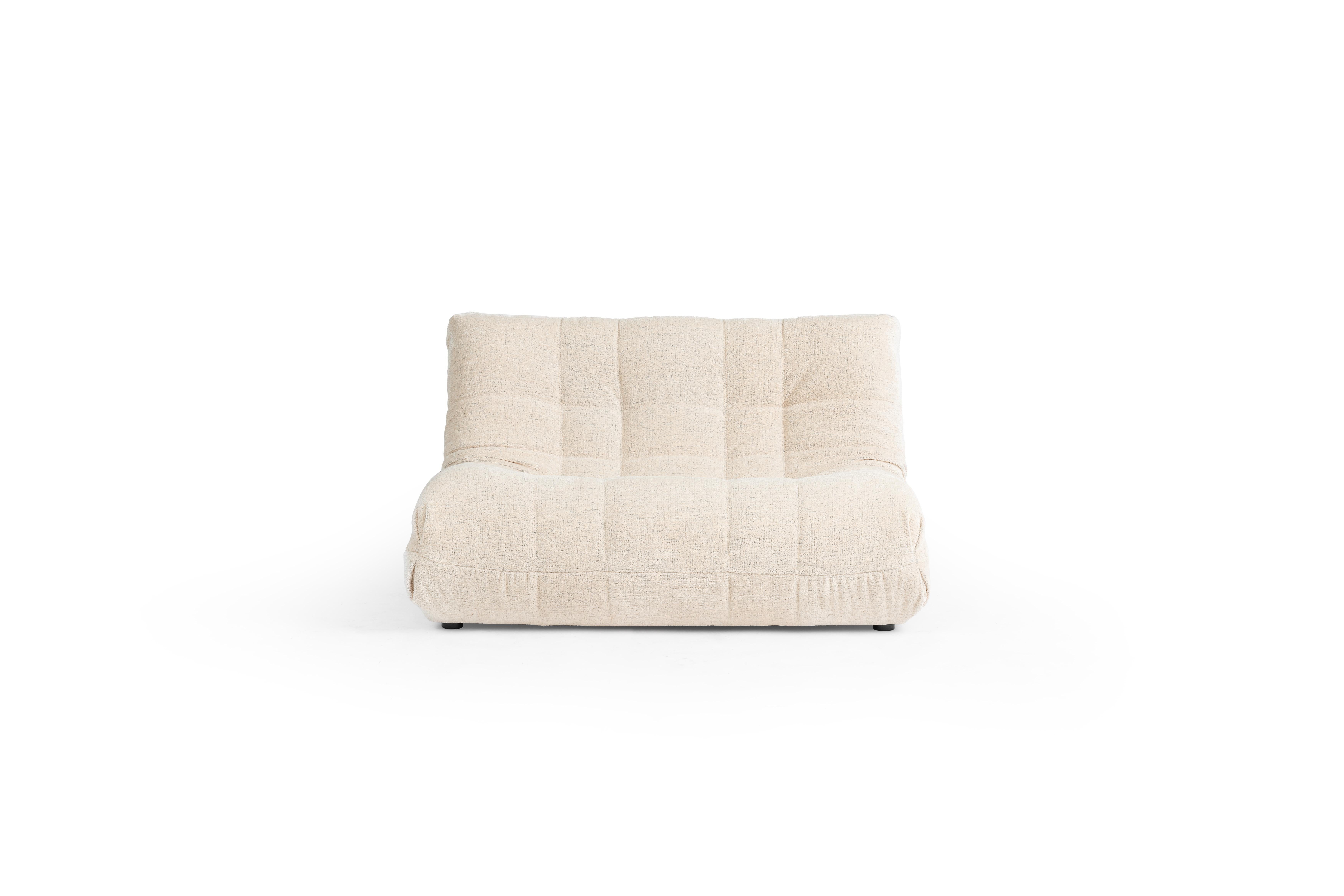 Sofá Lounge by RALPH M
Dimensiones: An 140 x Pr 101 x Al 80 cm. 
Materiales: Madera contrachapada, espuma, tela.

Detalles: 
Armazón: Complejo de espuma HR 26kg/m3, HR 38kg/m3 y RP 28kg/m3. Recubierto con guata de 200mg/m2.
Pies: PVC sobre tablero