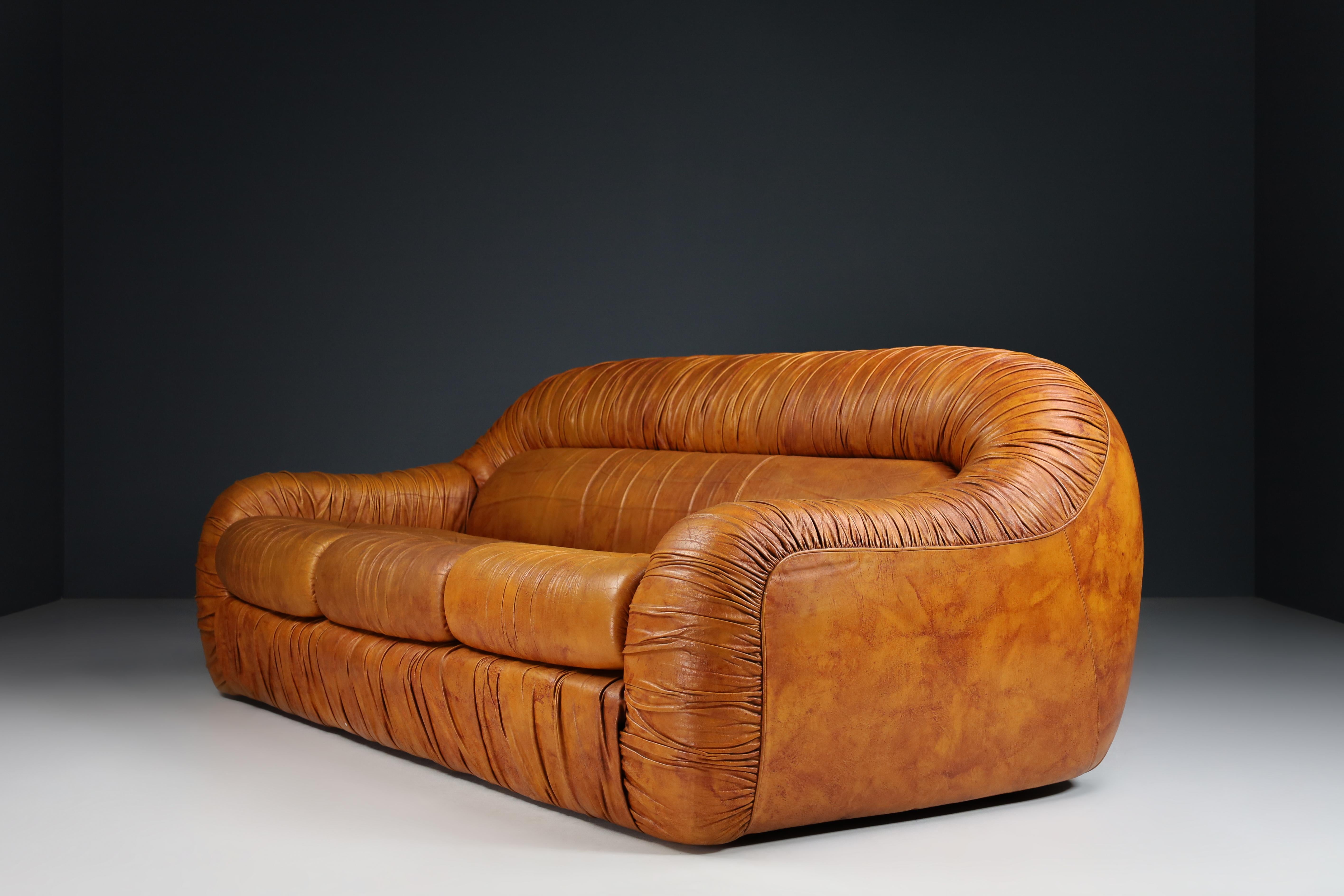 Large lounge sofa in cognac leather by George Bighinello for Eurosalotto, Italy, in the 1970s. 

A large lounge sofa in cognac leather by George Bighinello for Eurosalotto., Italy, in the 1970s. A large, fluffy, stylish lounge sofas that feature