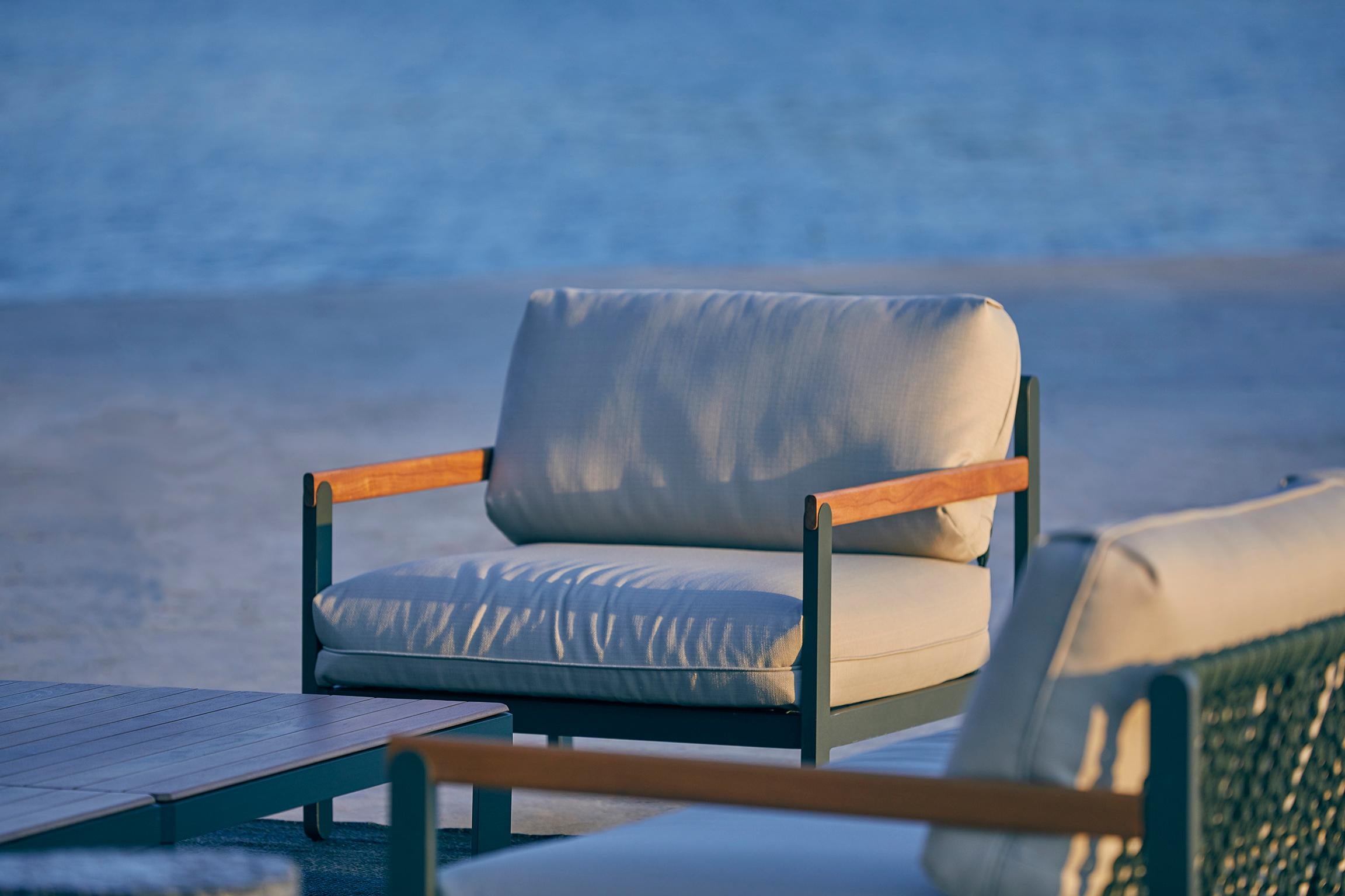 Minimalistischer Sessel im Lounge-Stil:: drinnen oder draußen:: Hartholz:: Metall und Seil (Brasilianisch) im Angebot
