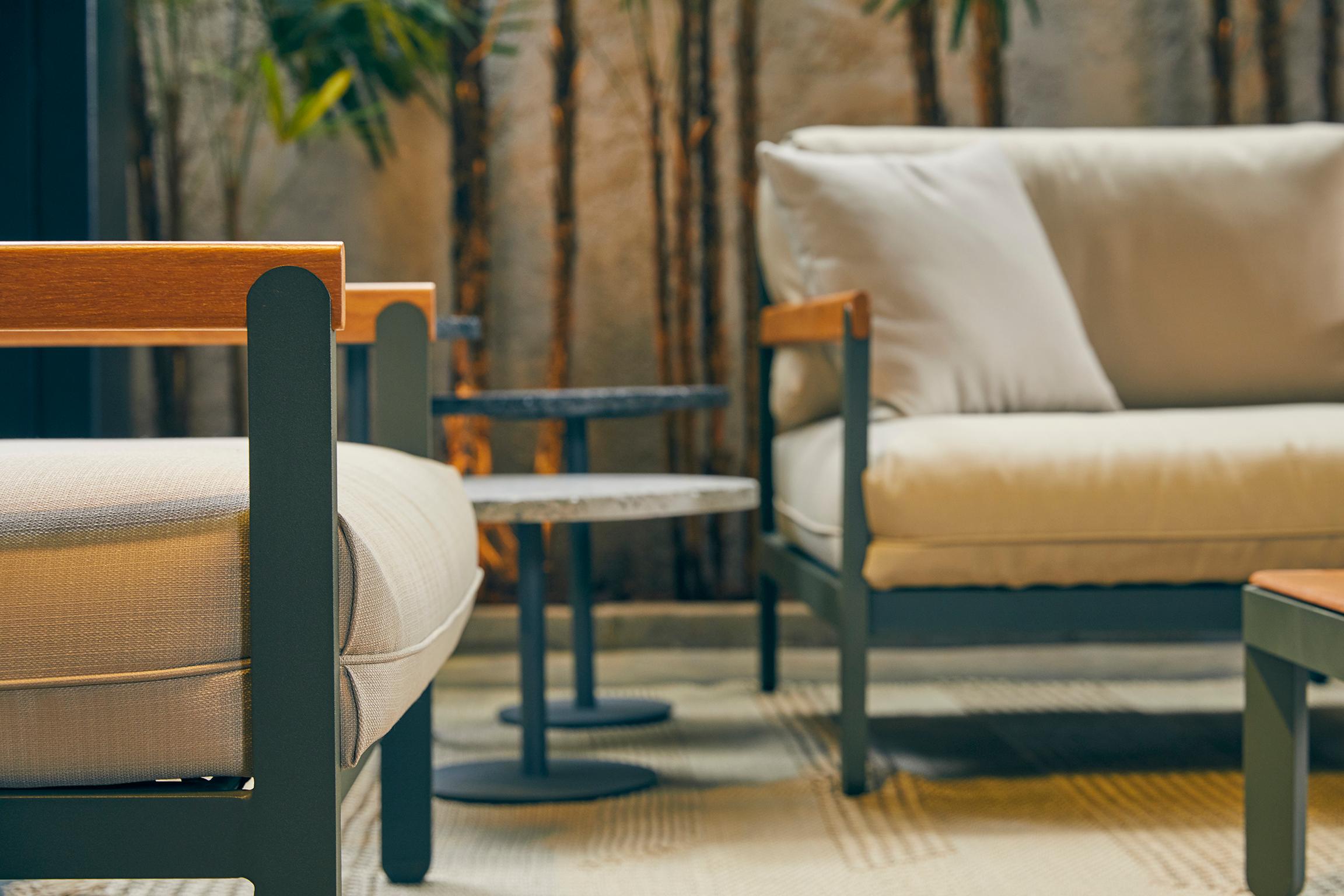 Minimalistischer Sessel im Lounge-Stil:: drinnen oder draußen:: Hartholz:: Metall und Seil (21. Jahrhundert und zeitgenössisch) im Angebot