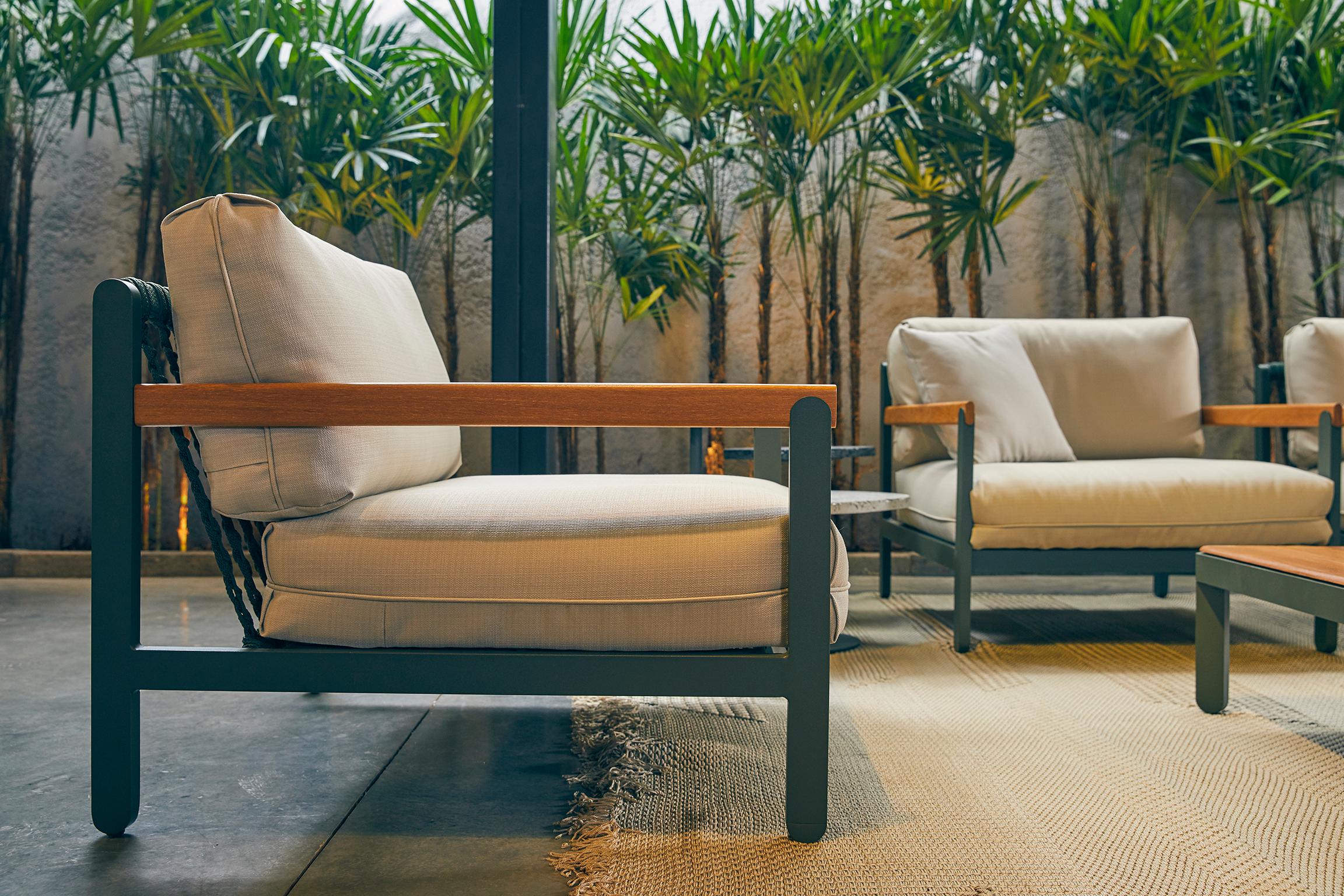 Minimalistischer Sessel im Lounge-Stil:: drinnen oder draußen:: Hartholz:: Metall und Seil im Angebot 1
