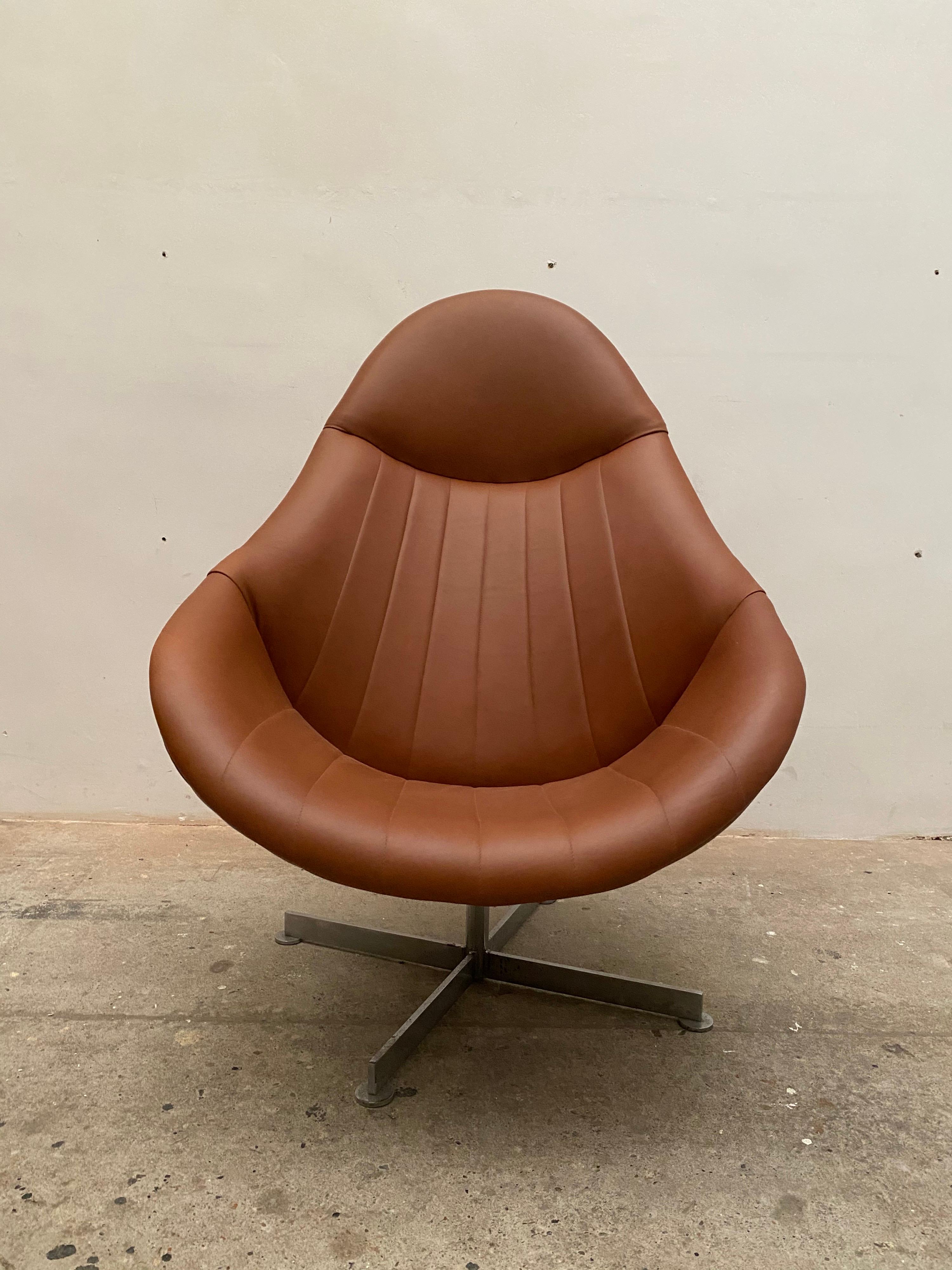 Uniquely designed and comfortable swivel armchair produced by Rudolf Wolf for Rohé Noordwolde in the 1960s. Camel leather new upholstery and a chrome base.
In very good condition.
Dimensions: Height 110 cm, seat height 40 cm, width 79 cm, depth 77