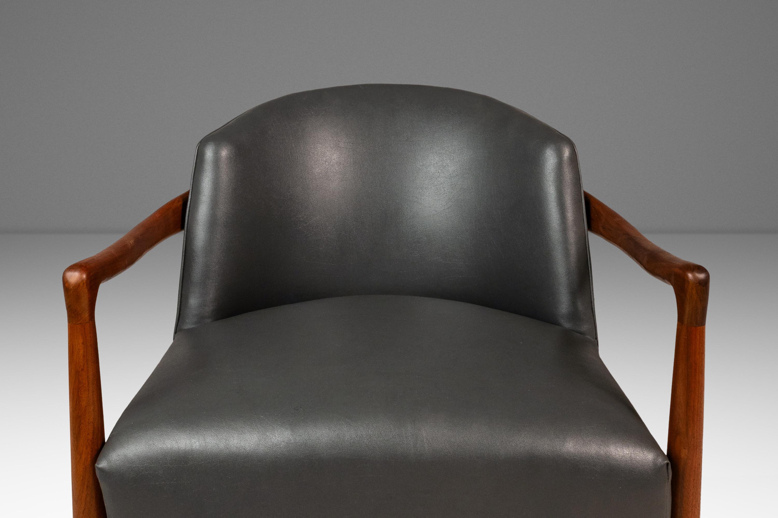 Silla Lounge Tub Barrel de nogal y vinilo según Finn Andersen, EE.UU., c. 1960 en venta 3