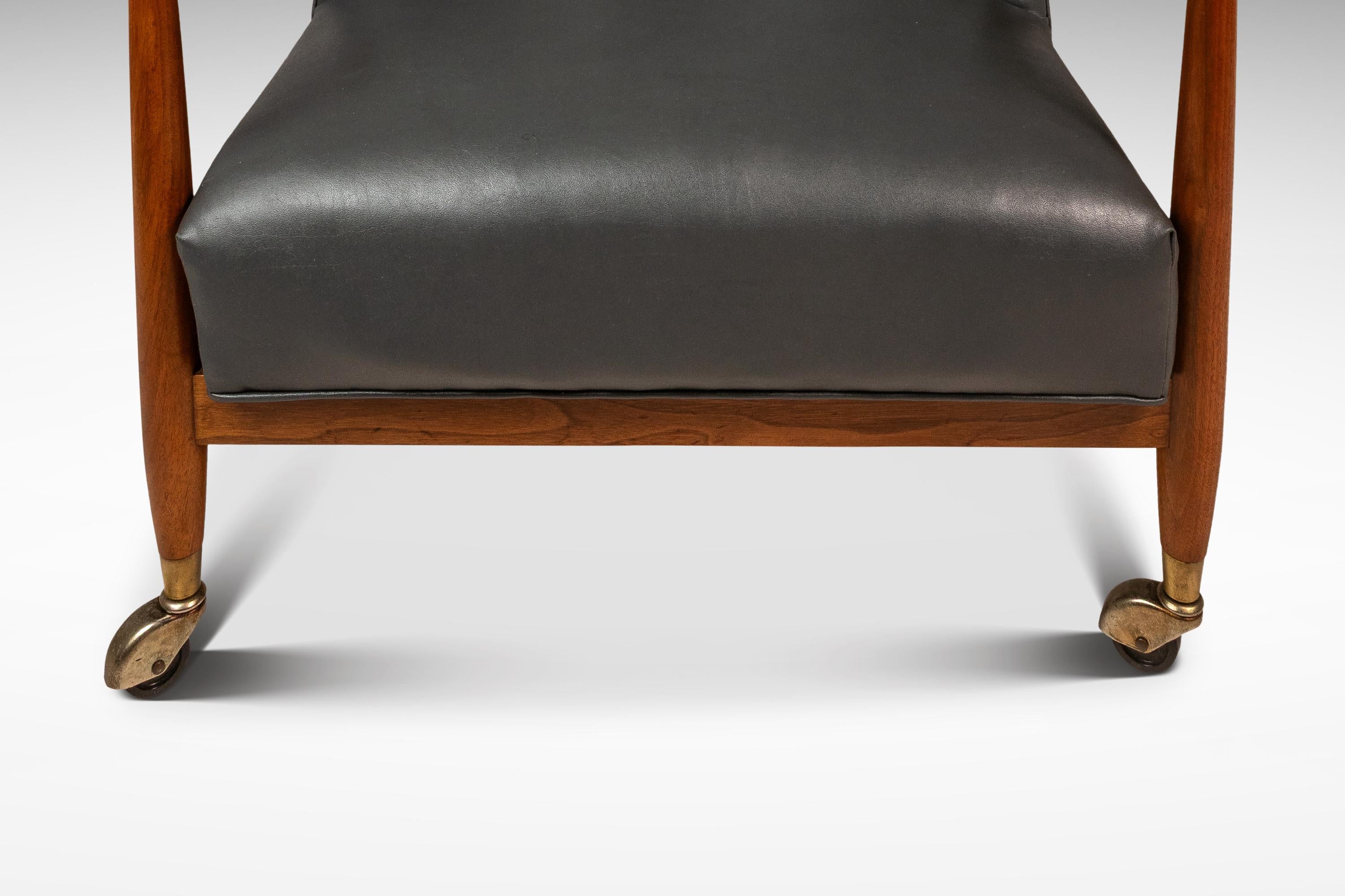 Silla Lounge Tub Barrel de nogal y vinilo según Finn Andersen, EE.UU., c. 1960 en venta 4