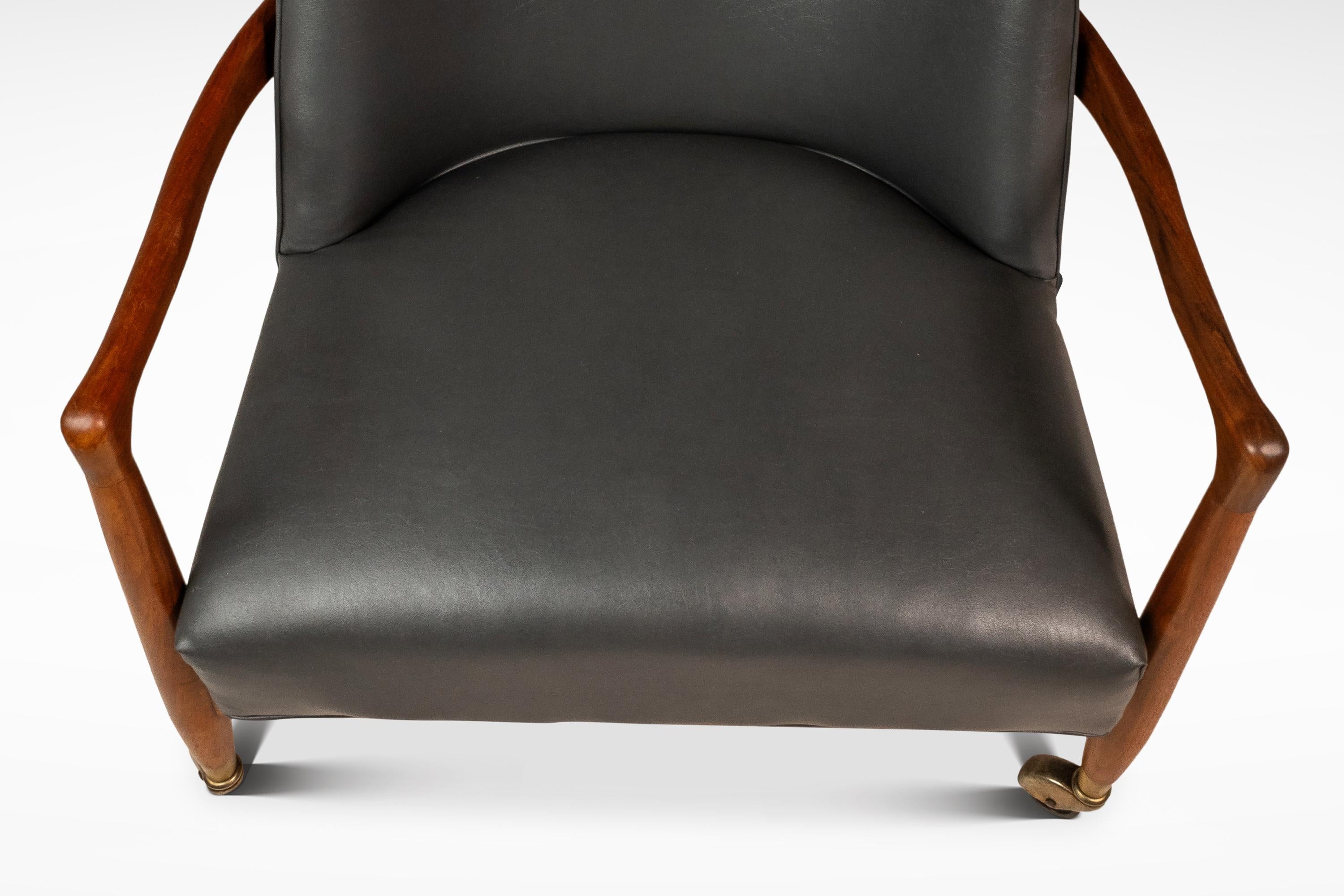 Silla Lounge Tub Barrel de nogal y vinilo según Finn Andersen, EE.UU., c. 1960 en venta 6