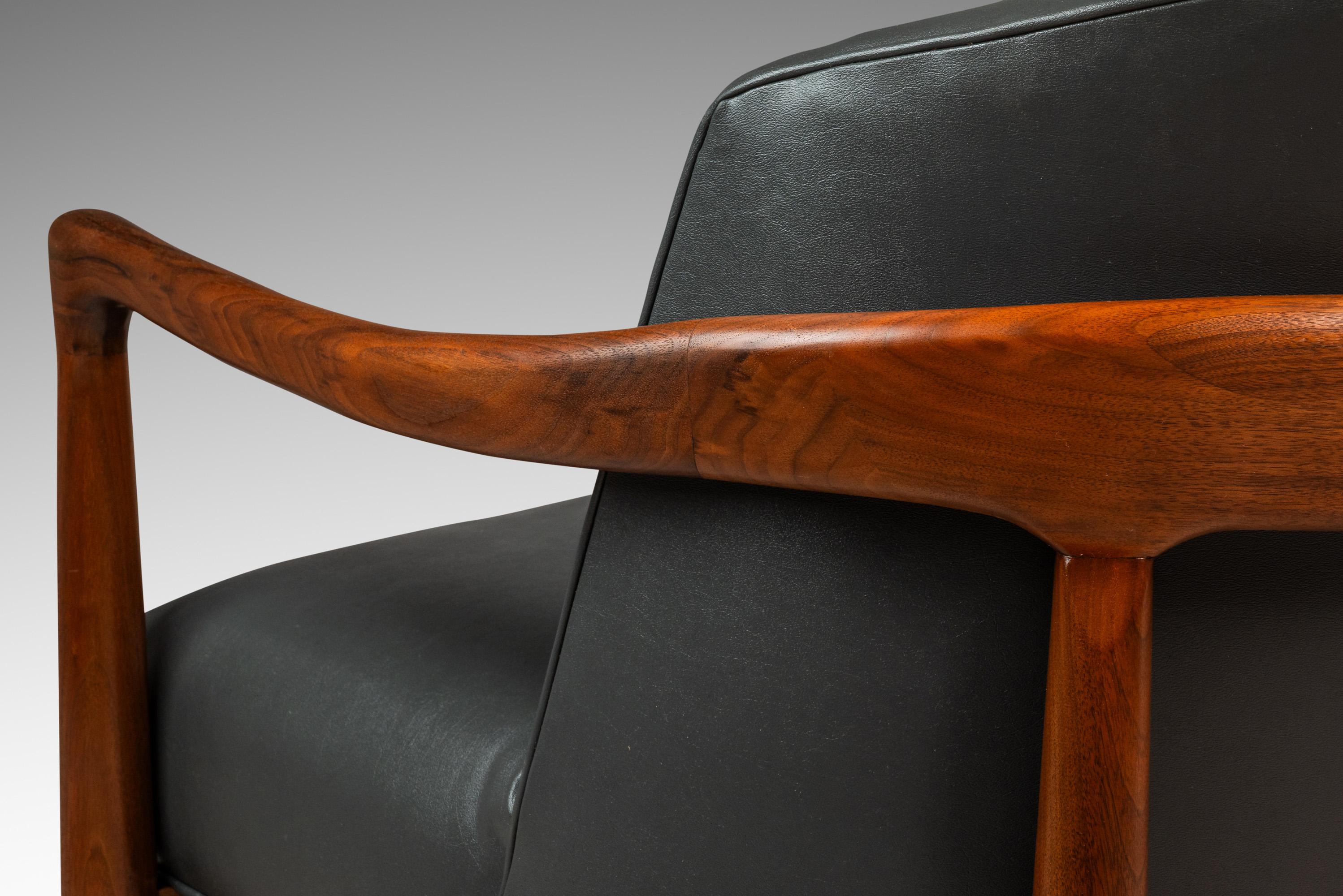 Silla Lounge Tub Barrel de nogal y vinilo según Finn Andersen, EE.UU., c. 1960 en venta 8