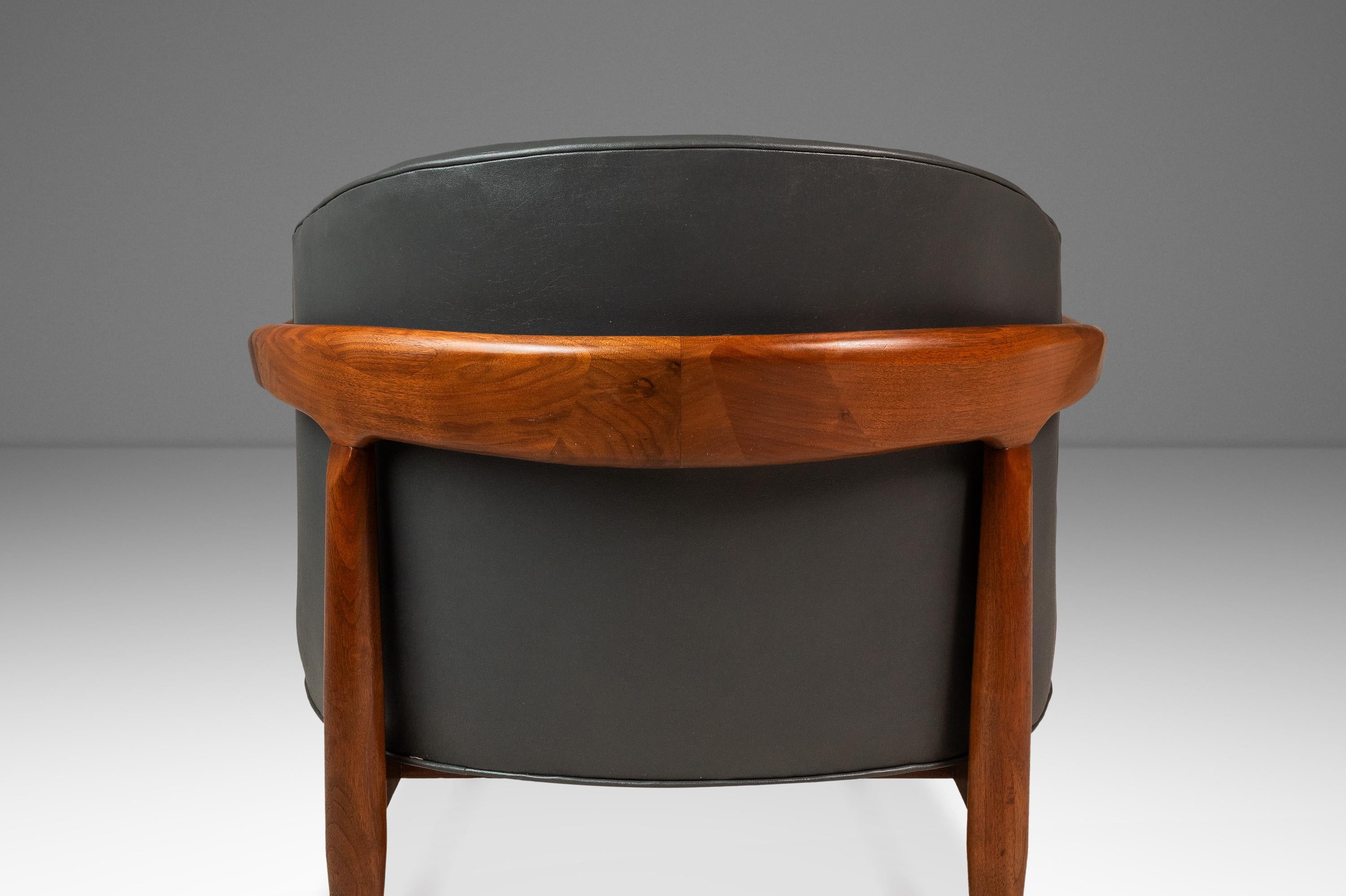 Silla Lounge Tub Barrel de nogal y vinilo según Finn Andersen, EE.UU., c. 1960 en venta 9