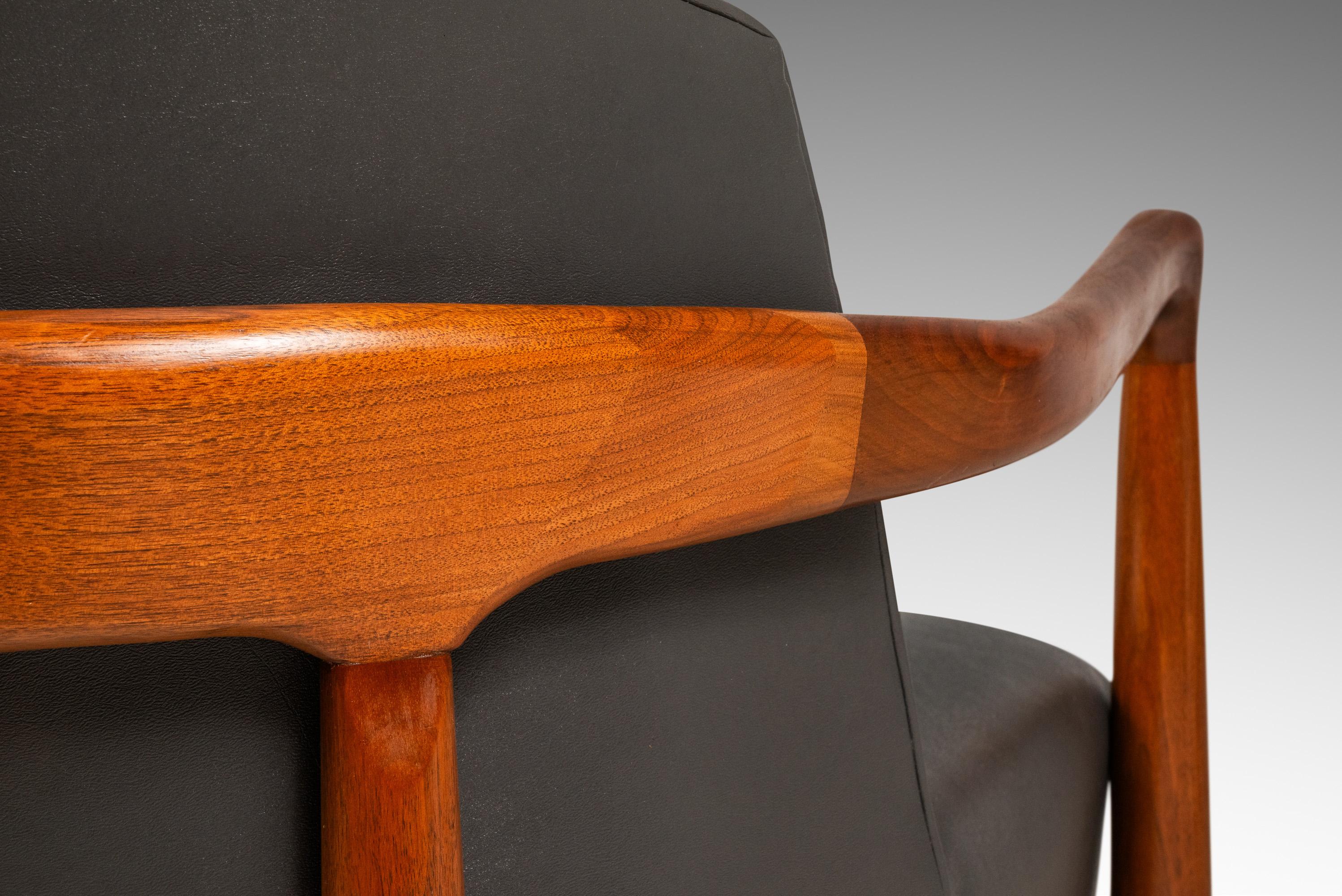 Silla Lounge Tub Barrel de nogal y vinilo según Finn Andersen, EE.UU., c. 1960 en venta 10