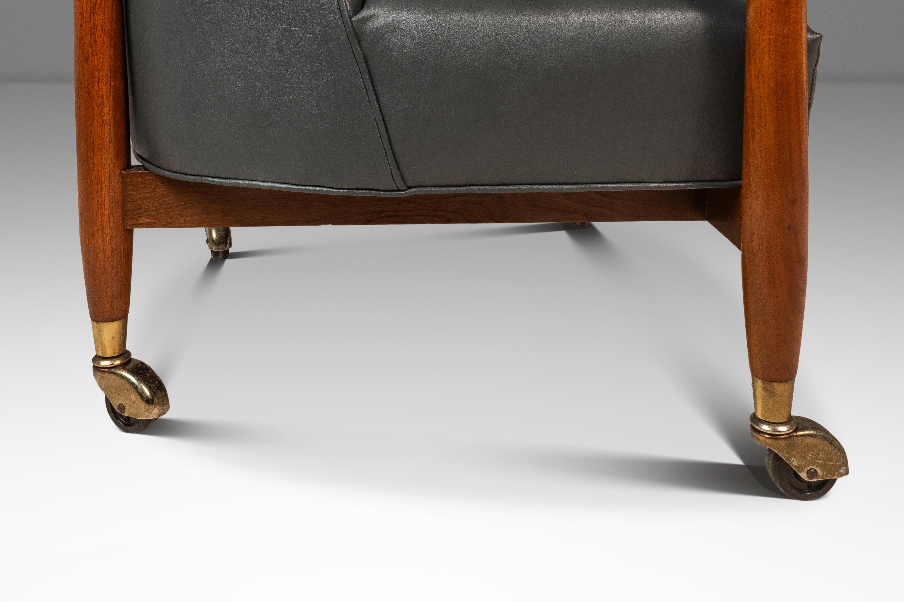 Silla Lounge Tub Barrel de nogal y vinilo según Finn Andersen, EE.UU., c. 1960 en venta 11