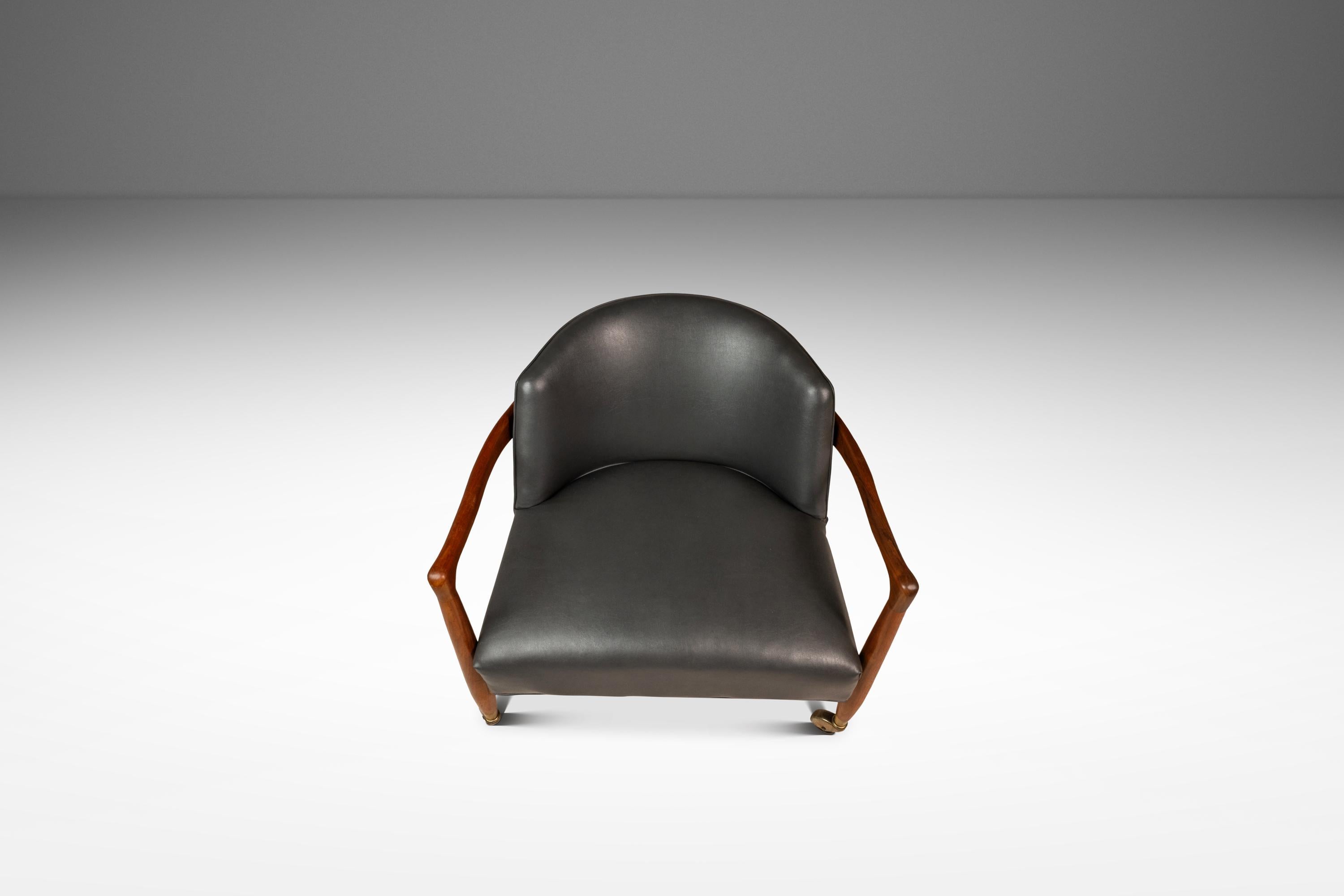 Silla Lounge Tub Barrel de nogal y vinilo según Finn Andersen, EE.UU., c. 1960 Moderno de mediados de siglo en venta