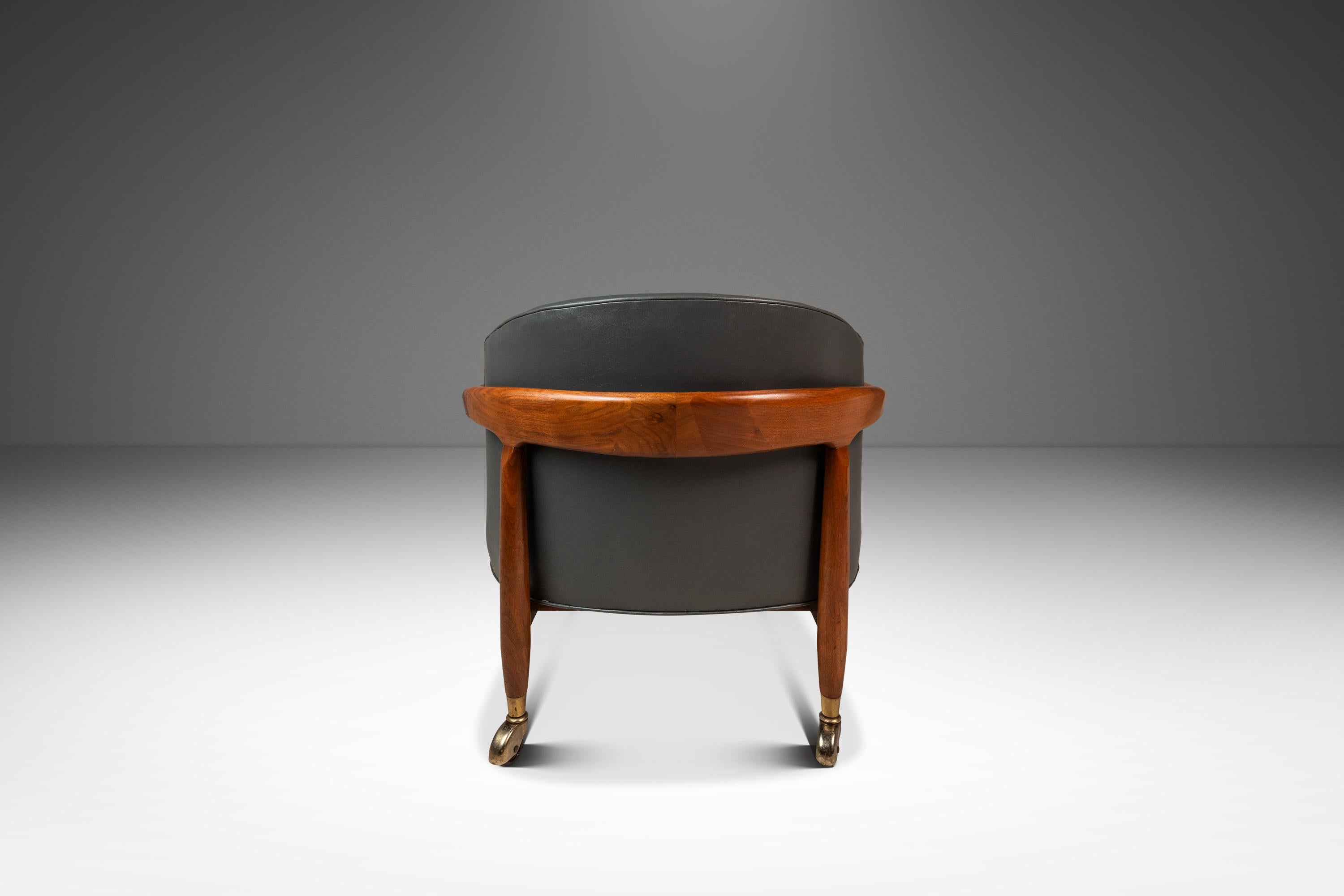 Silla Lounge Tub Barrel de nogal y vinilo según Finn Andersen, EE.UU., c. 1960 mediados del siglo XX en venta