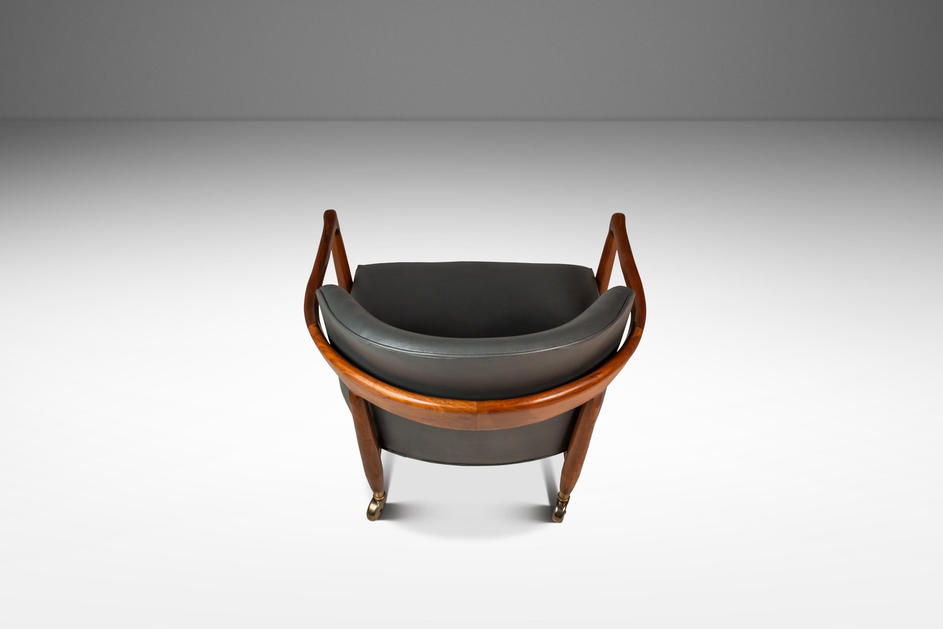 Silla Lounge Tub Barrel de nogal y vinilo según Finn Andersen, EE.UU., c. 1960 Nogal en venta
