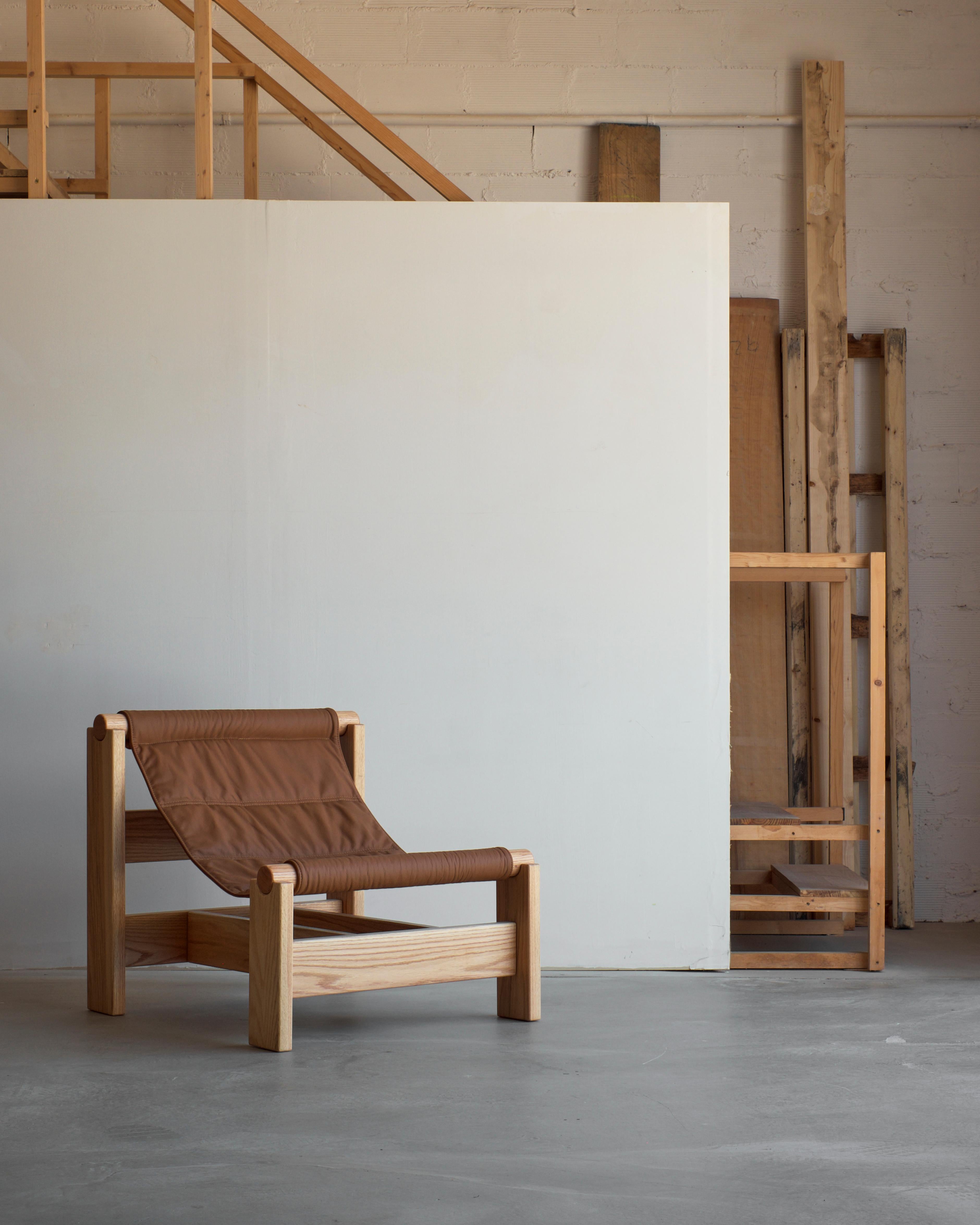 Lounge UP is an innovative piece of furniture that redefines the concept of comfort and style with its unique and functional design. This lounge chair stands out for its main feature: a fabric that hangs freely from two supports, creating an