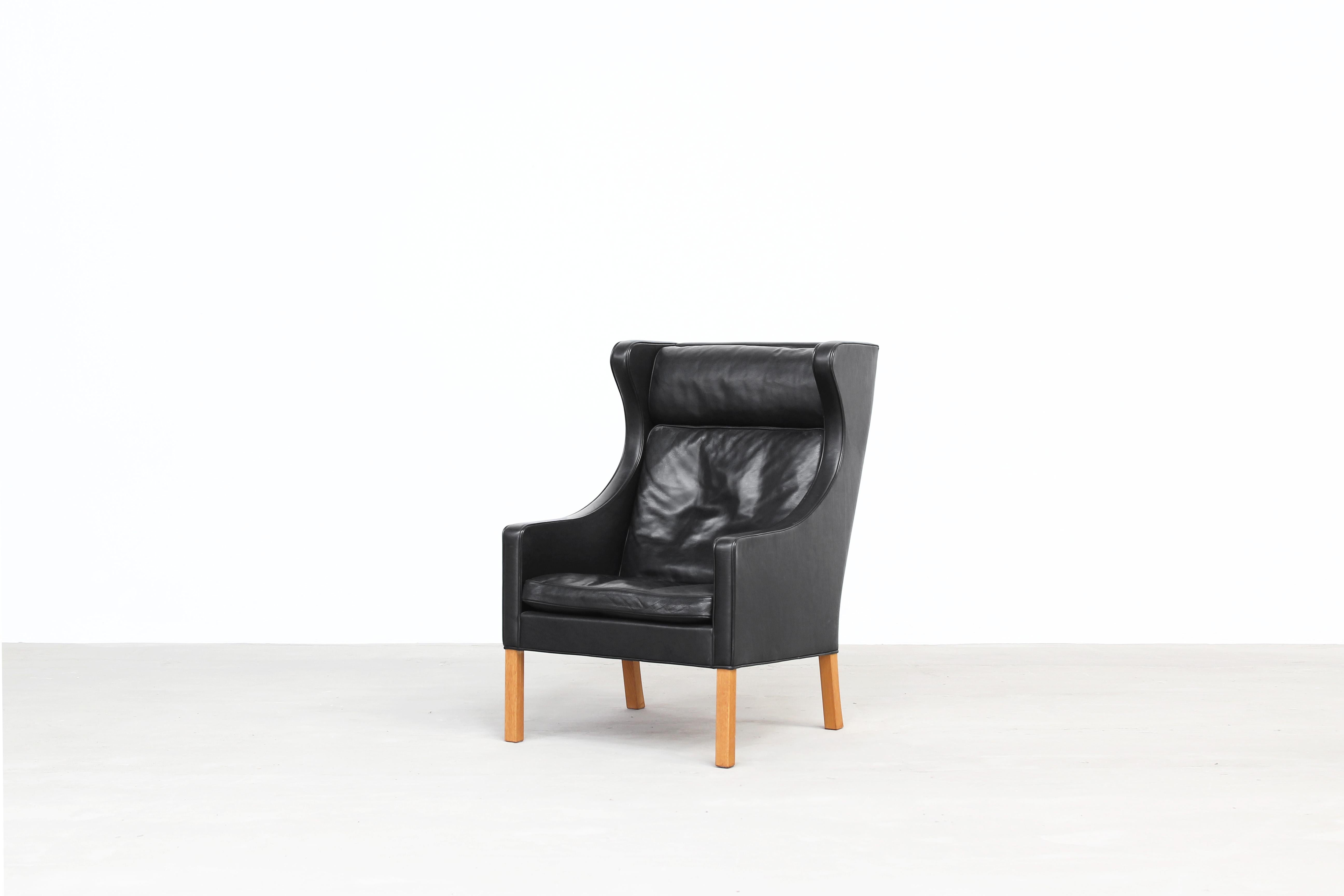 Beautiful lounge chair Mod. 2204 designed by Børge Mogensen and produced by Fredericia Stolefabrik in Denmark.
The lounge chair come in a great black leather with oak legs and is in a beautiful condition with just little traces of usage. Labeled