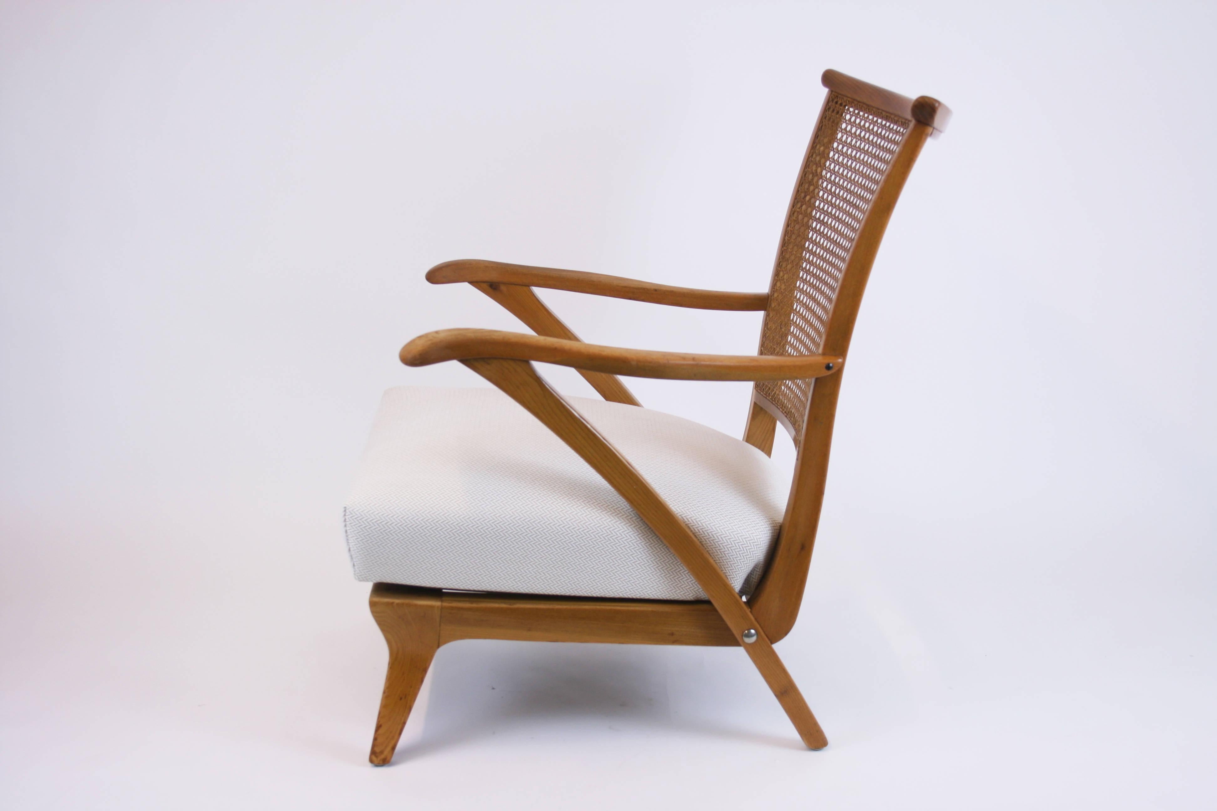 Ein sehr einzigartiger und sehr bequemer Sessel, der zweifellos österreichischer Herkunft ist. Das Sitzkissen wurde neu mit Fischgrätstoff bezogen, der perfekt mit dem warmen Farbton des Holzes korrespondiert. Das feine handgefertigte Wiener