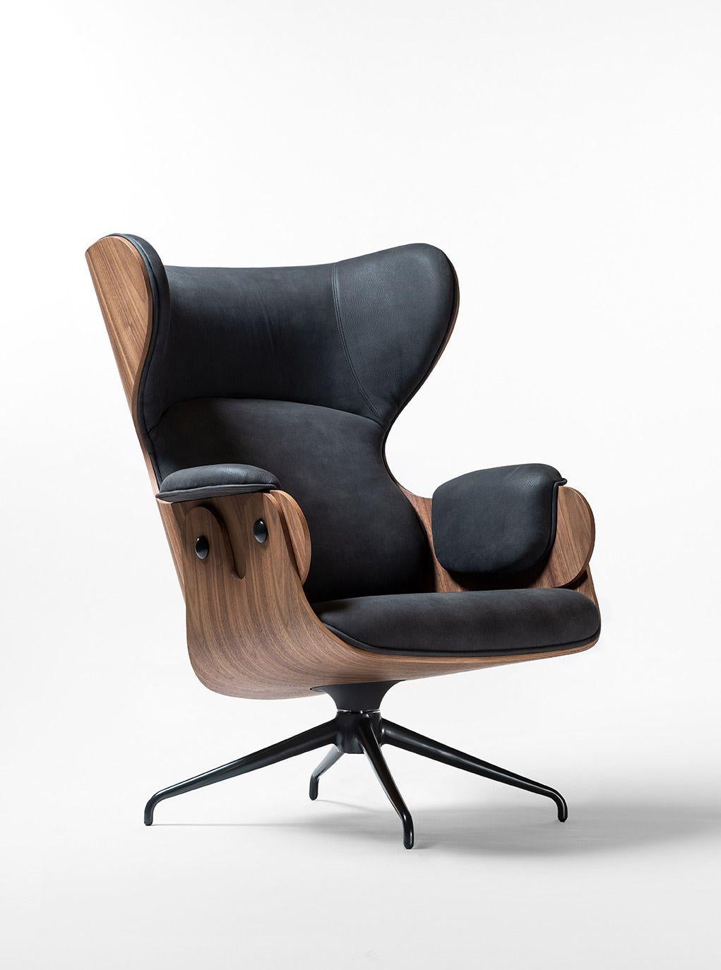 Poltrona Lounger di Jaime Hayon 
Dimensioni: P 91 x L 76 x H 99 cm 
Materiali: poltrona con struttura di base in alluminio fuso e poggiapiedi con gambe in acciaio tubolare e verniciato. Seduta, schienale e poggiapiedi in compensato e