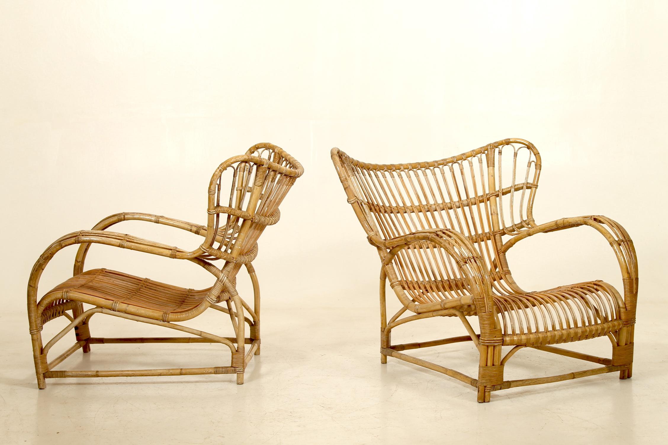 Une rare paire, dont un tabouret, de chaises longues modèle VB 136 par Viggo Boesen pour V.I.I. Nissen & Co, Danemark. Cette chaise en bambou a été conçue en 1936 et porte encore les étiquettes de Nissen. Le tabouret mesure 50x35x48 cm.