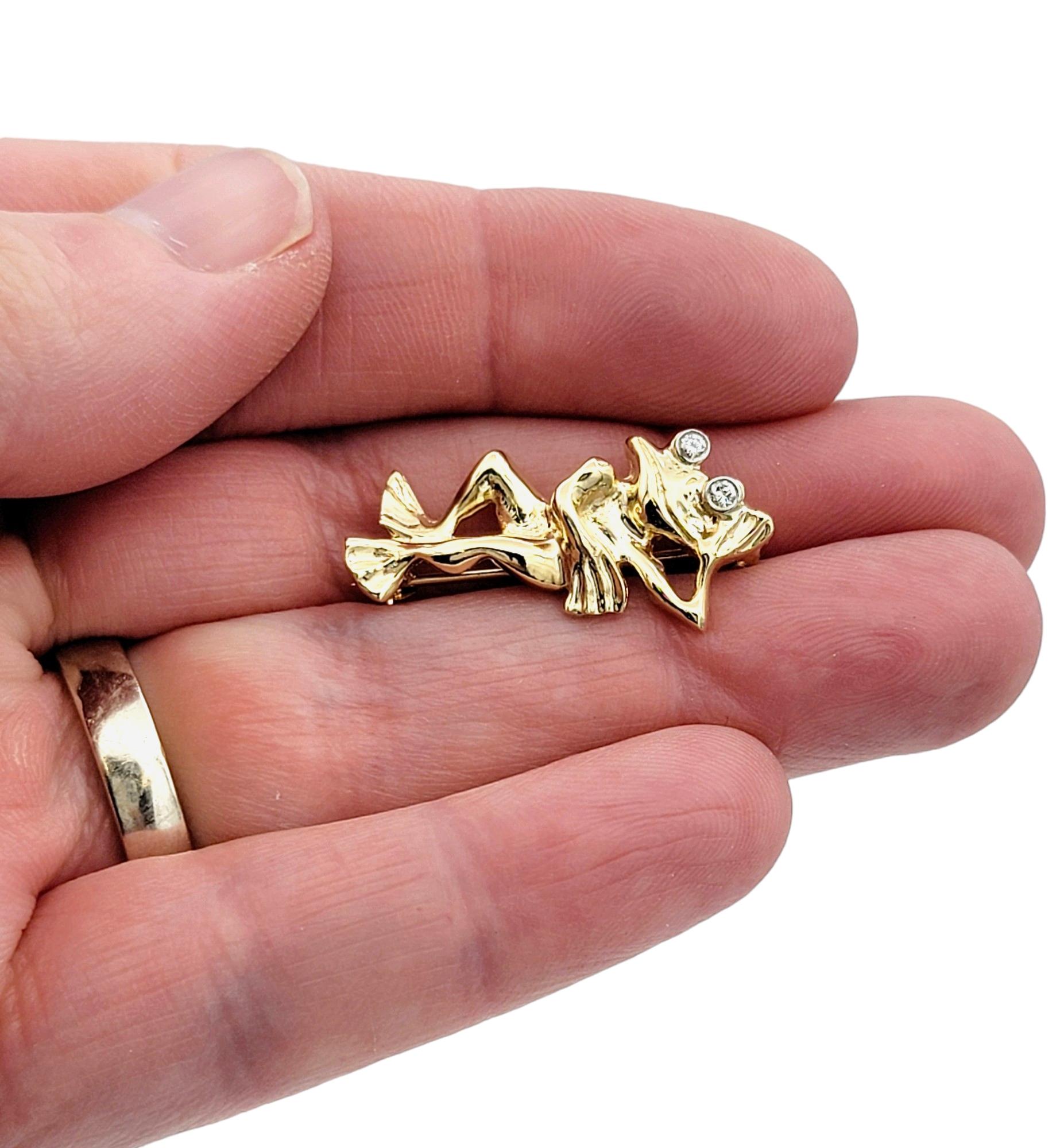 Lounging Frog with Diamond Eyes Brooch Pin Set in 14 Karat Yellow Gold For Sale 1
