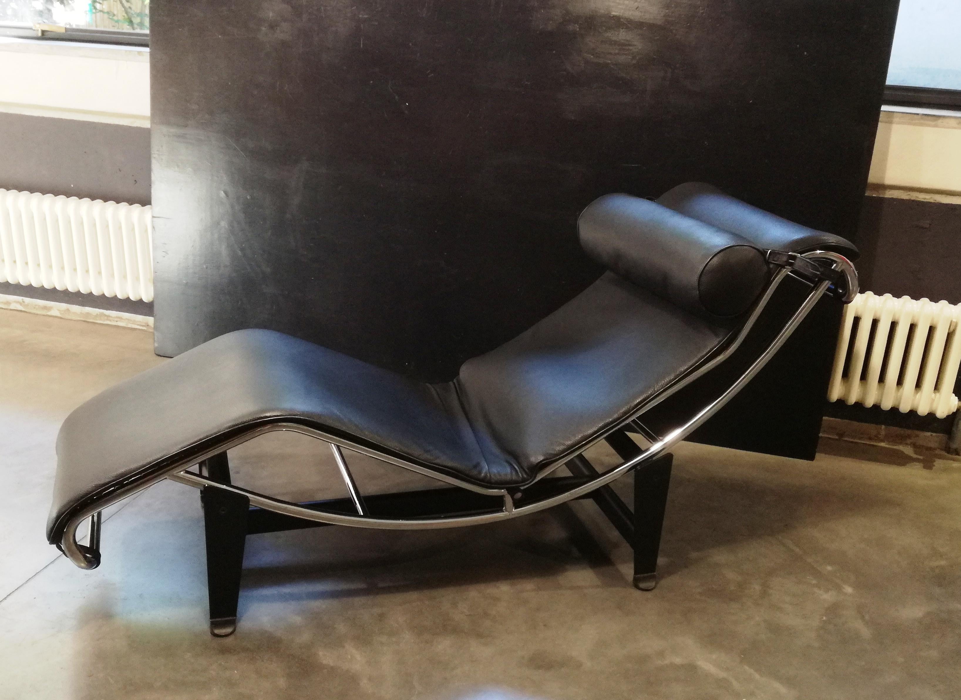 chaise loungue di ispirazione Bauhaus. basculante. produzione Alivar anni 90. usata ma bene conservata. vera pelle di qualita'.