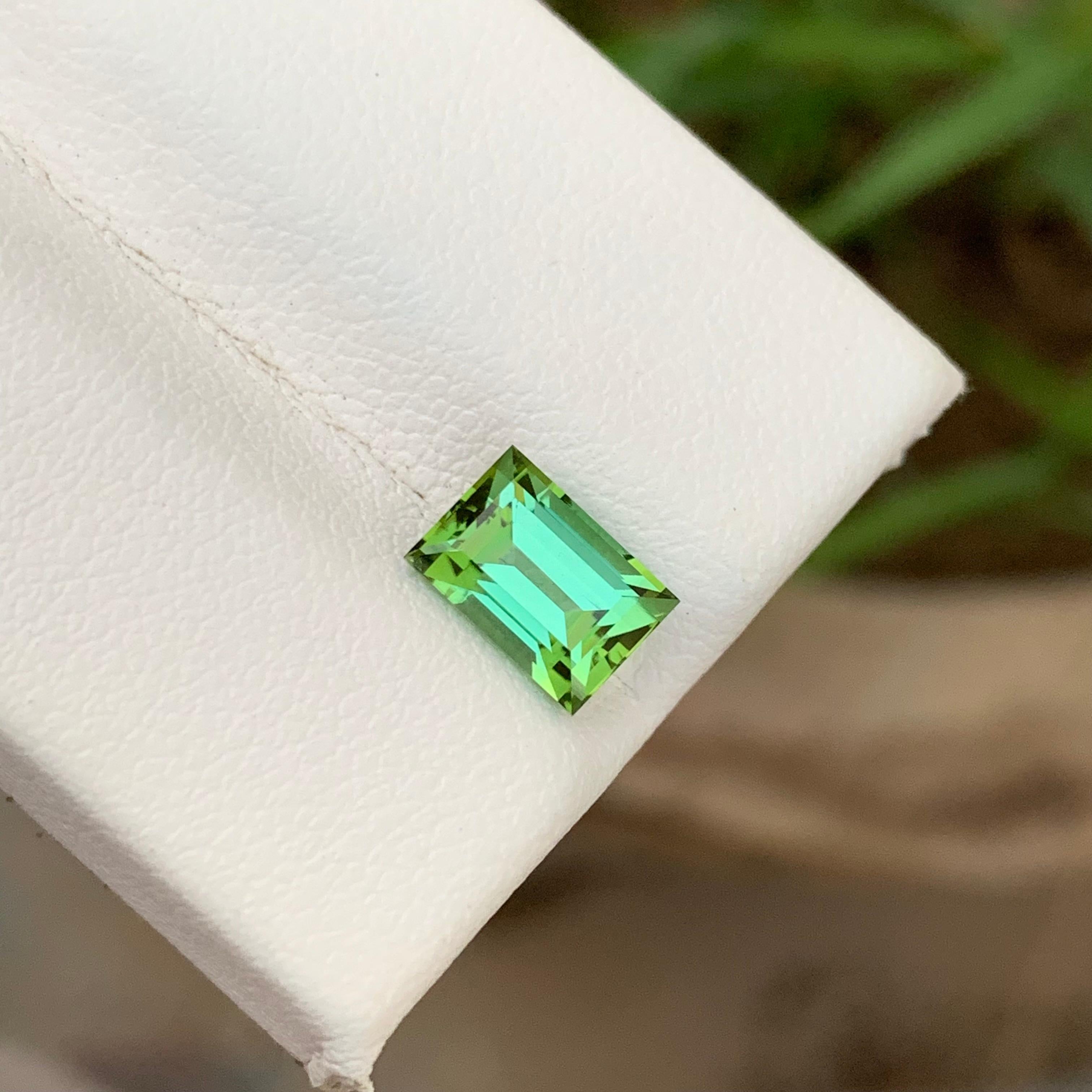 Loupe Clean 1.90 Carats Loose Green Tourmaline With Lagoon Shade Baguette Cut For Sale 3