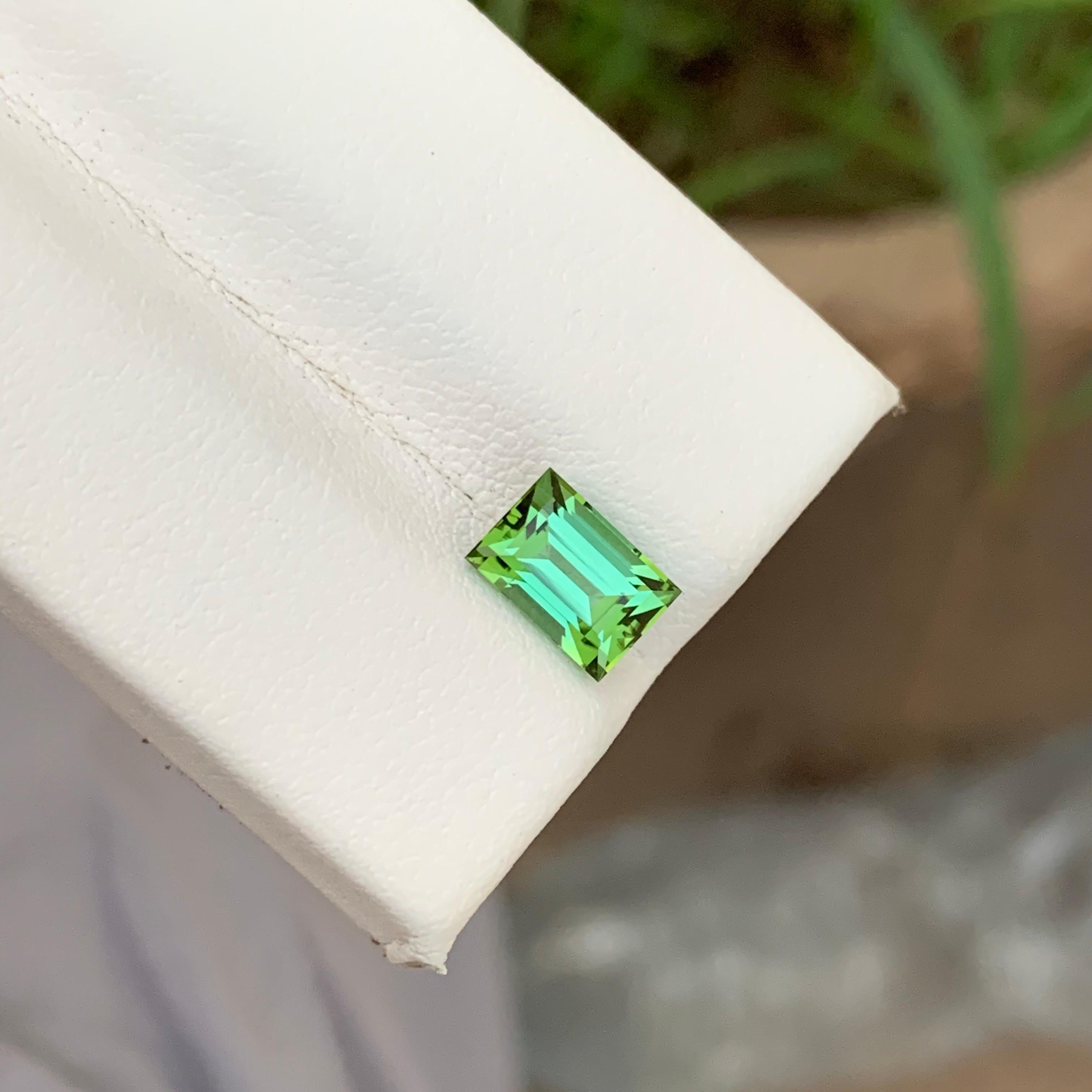 Aesthetic Movement Loupe Clean 1.90 Carats Loose Green Tourmaline With Lagoon Shade Baguette Cut For Sale