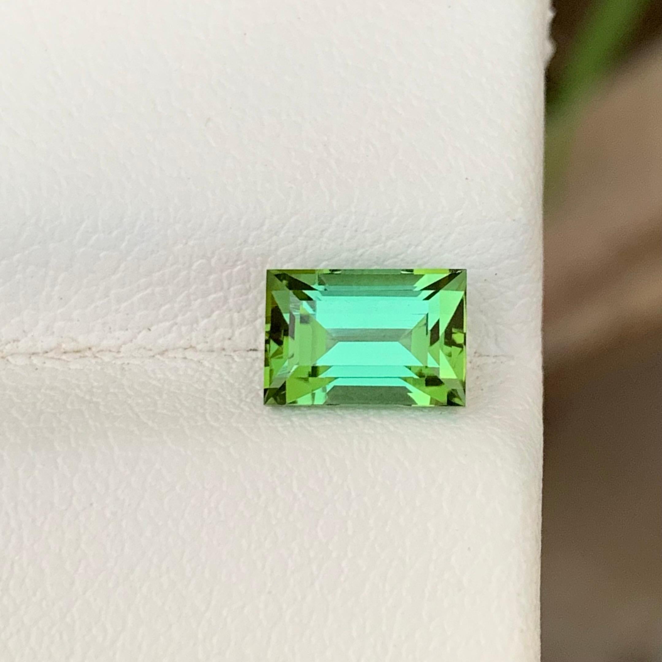 Loupe Clean 1.90 Carats Loose Green Tourmaline With Lagoon Shade Baguette Cut In New Condition For Sale In Peshawar, PK