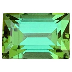 Tourmaline verte pure de 1,90 carats avec abat-jour lagon taille baguette