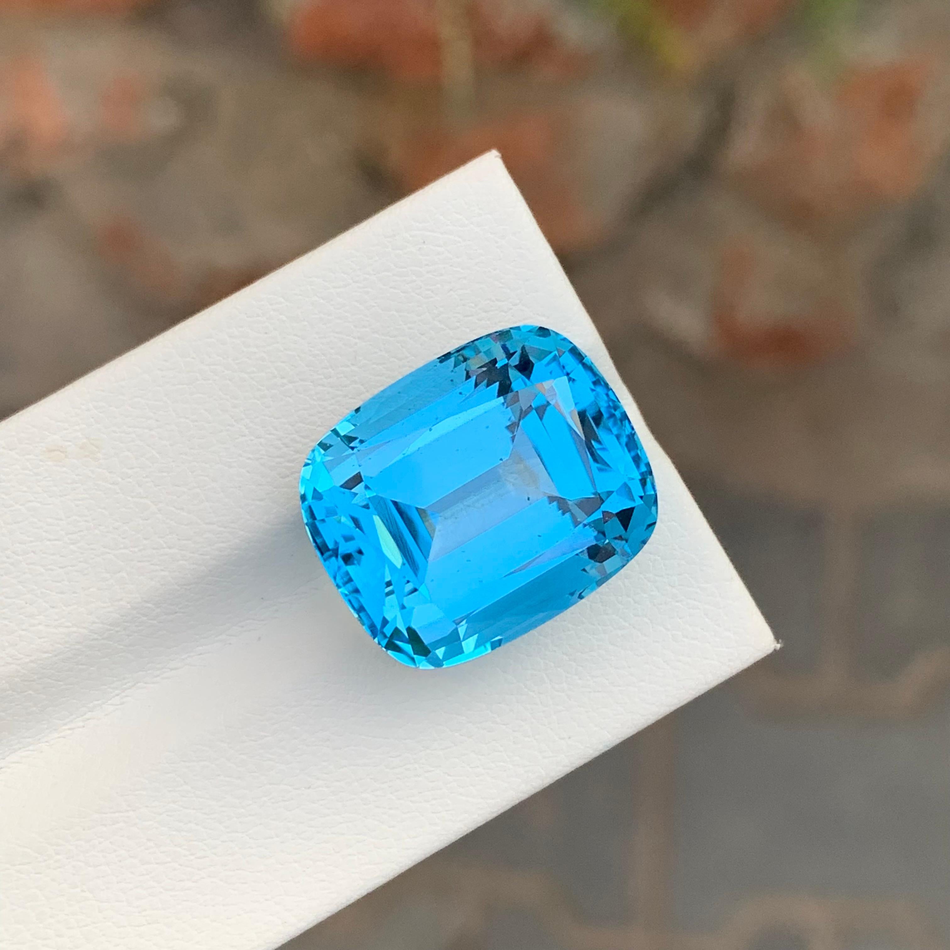Loupe Clean Amazing 32.50 Carat Loose Swiss Blue Topaz From Brazilian Mine In New Condition For Sale In Peshawar, PK