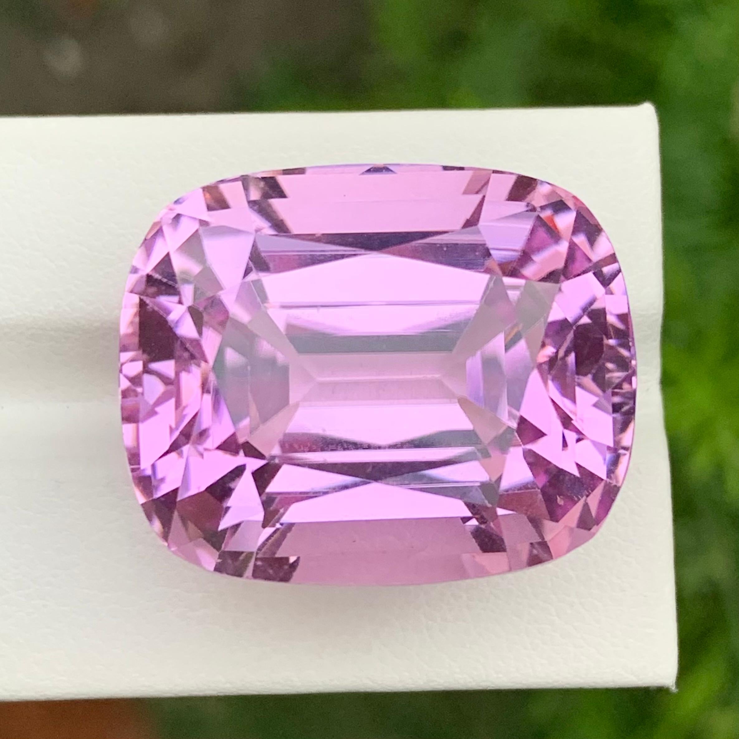 Loupe Clean Meravigliosa gemma naturale sciolta di Kunzite rosa a forma di cuscino da 99,95 carati in vendita 4