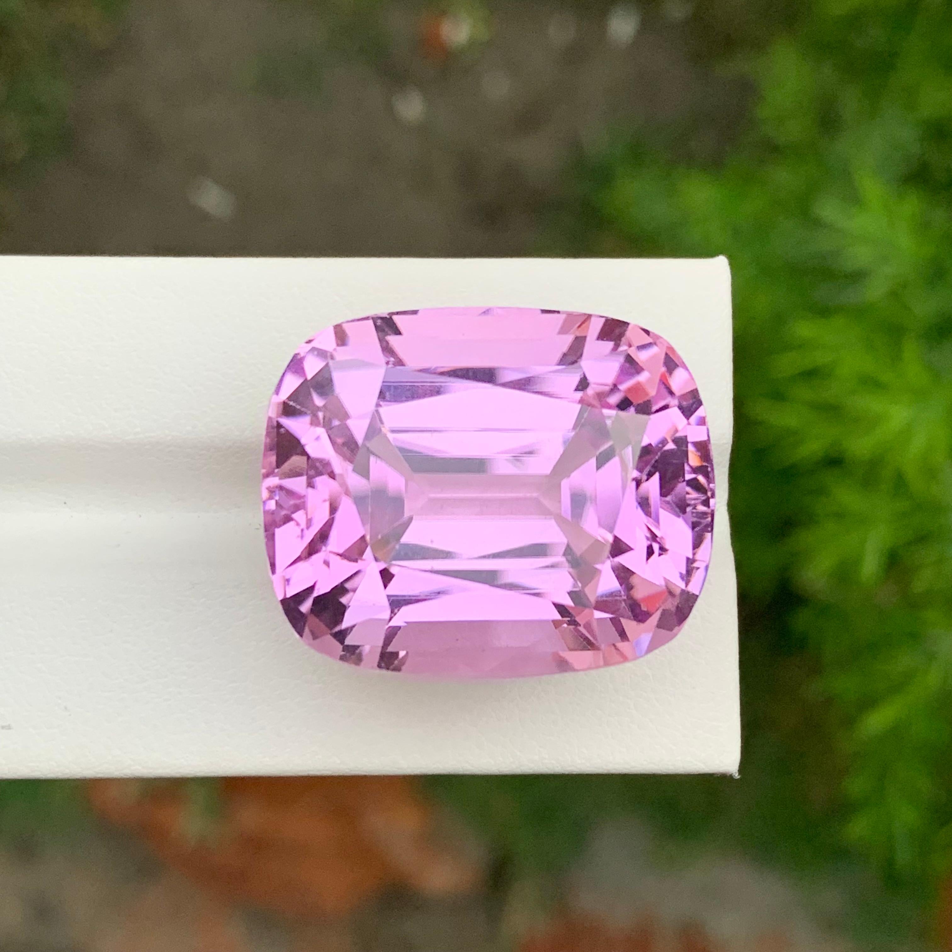 Arts and Crafts Loupe Clean Meravigliosa gemma naturale sciolta di Kunzite rosa a forma di cuscino da 99,95 carati in vendita