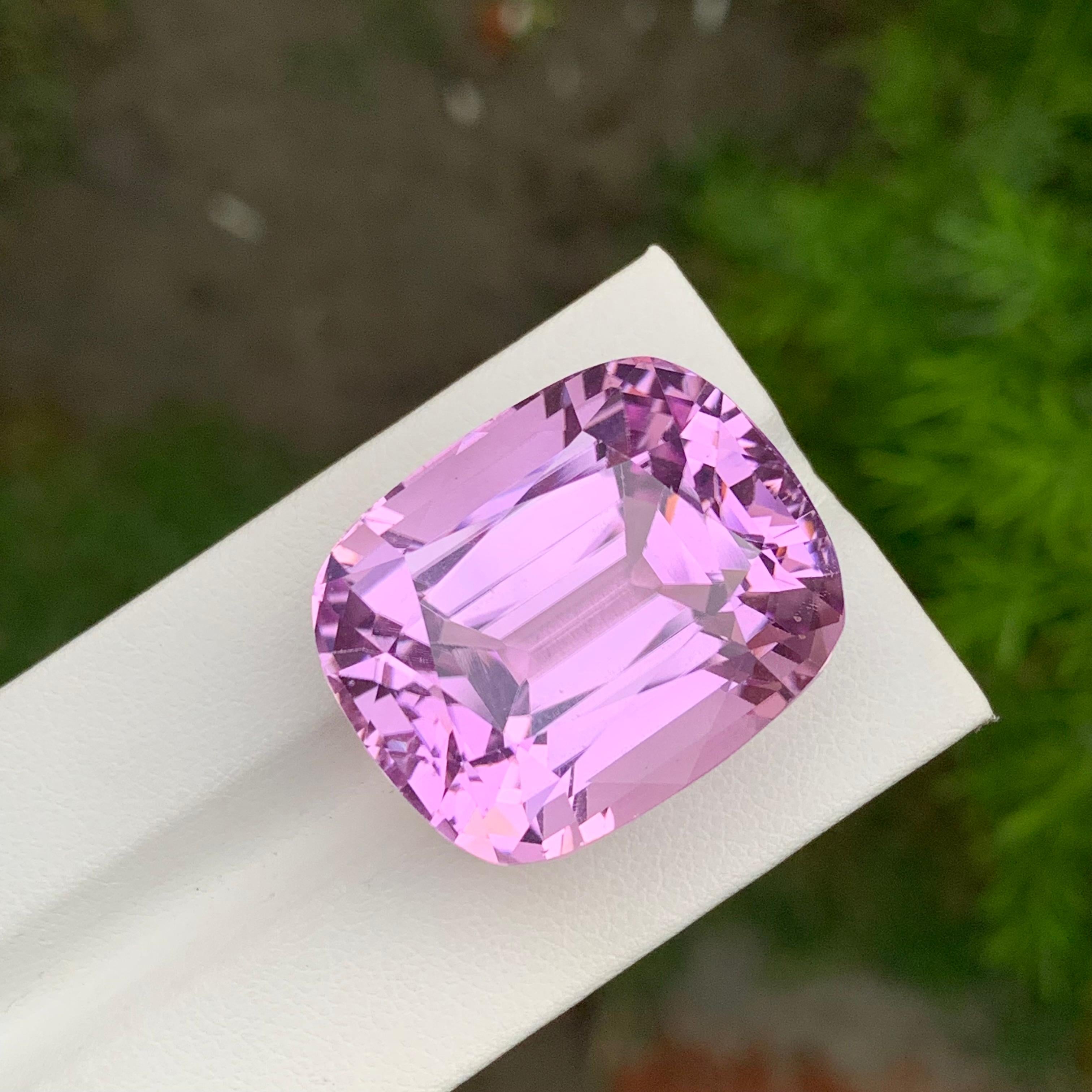Taglio cuscino Loupe Clean Meravigliosa gemma naturale sciolta di Kunzite rosa a forma di cuscino da 99,95 carati in vendita