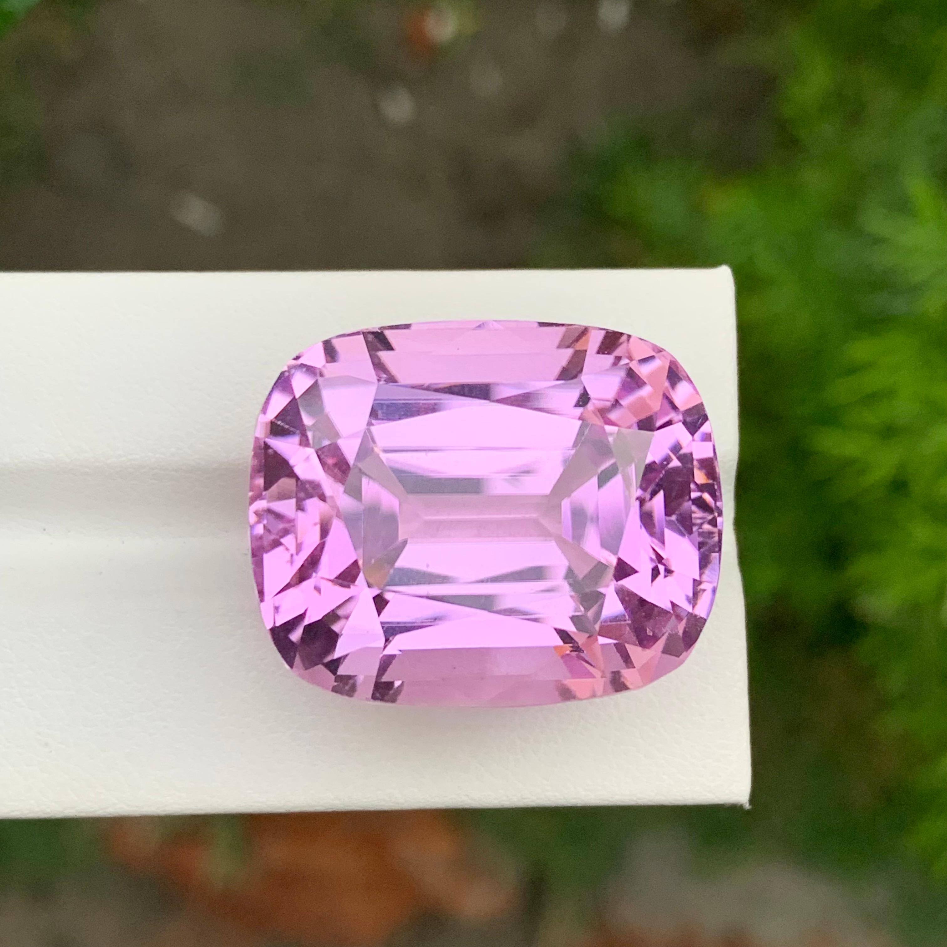 Loupe Clean Meravigliosa gemma naturale sciolta di Kunzite rosa a forma di cuscino da 99,95 carati In condizioni Nuovo in vendita a Peshawar, PK