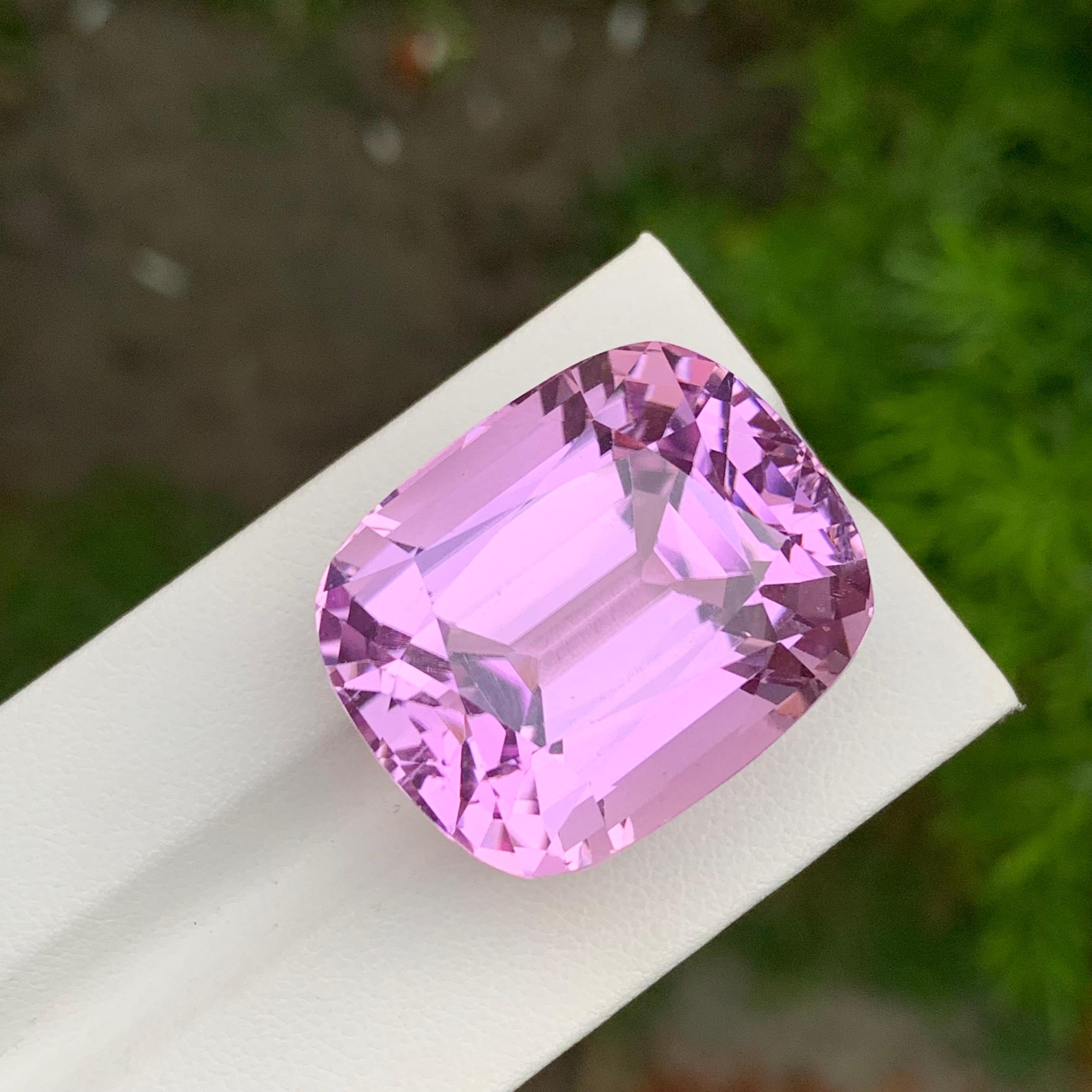 da uomo o donna Loupe Clean Meravigliosa gemma naturale sciolta di Kunzite rosa a forma di cuscino da 99,95 carati in vendita