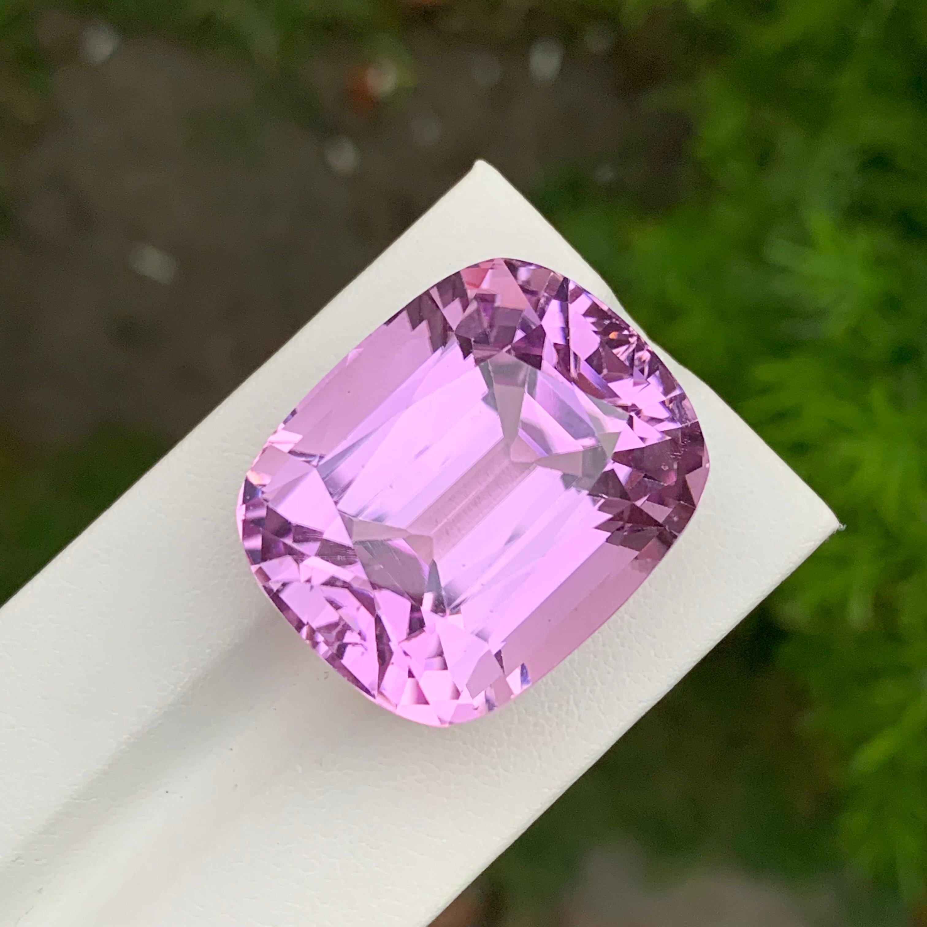 Loupe Clean Meravigliosa gemma naturale sciolta di Kunzite rosa a forma di cuscino da 99,95 carati in vendita 1